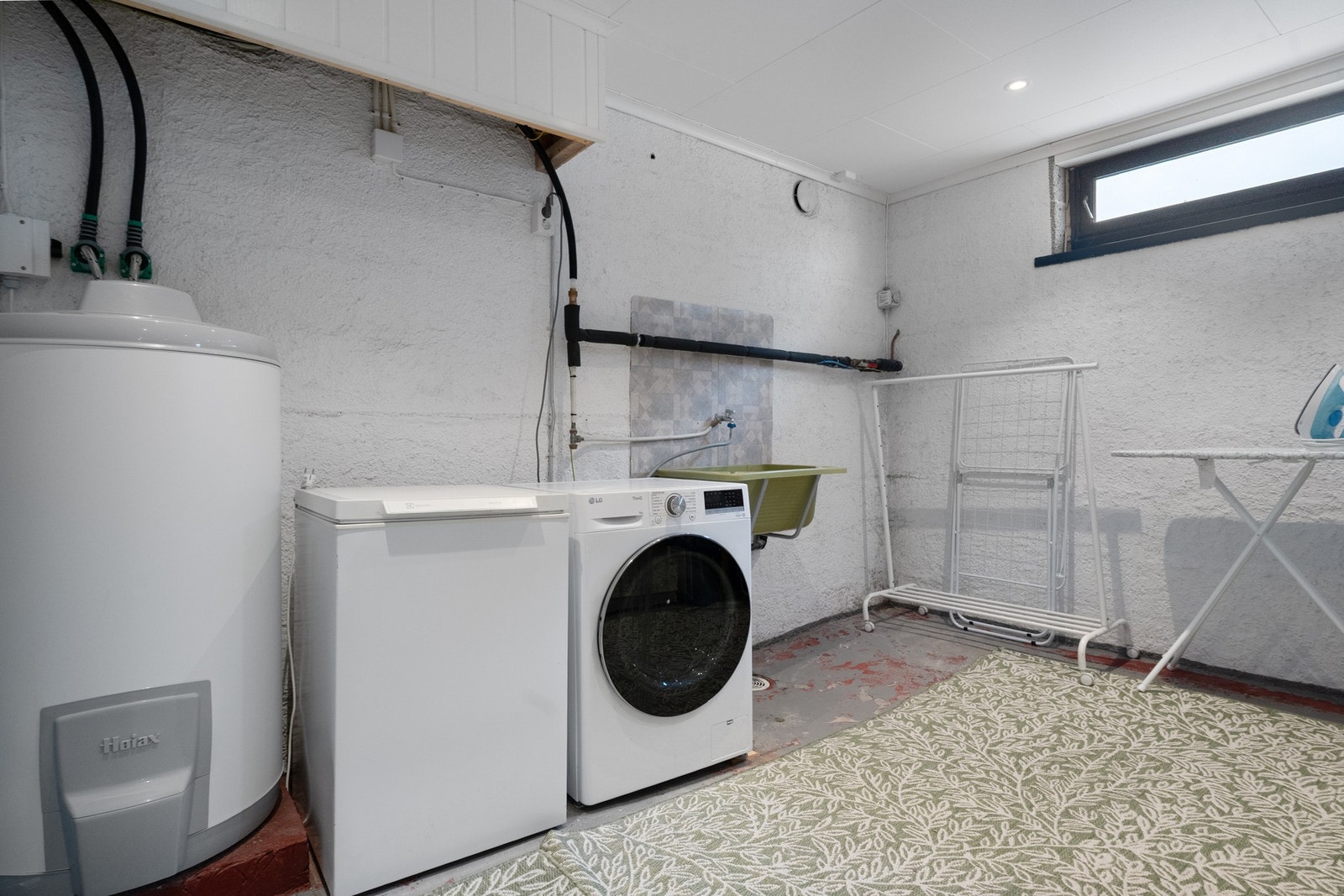 Praktisk vaskerom med plass til vaskemaskin, tørketrommel og oppbevaring. Galleribilde