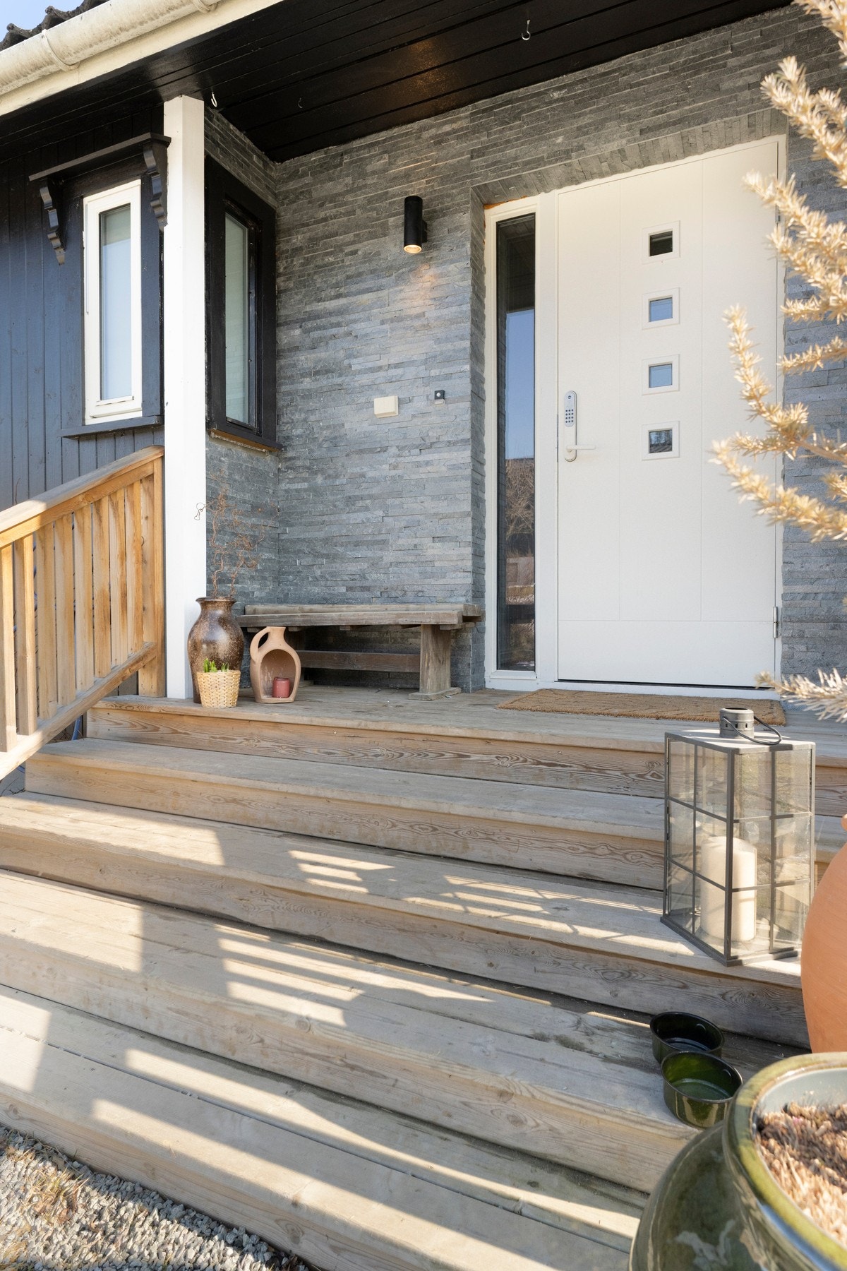 Inngangsparti med trapp og overbygd adkomst til boligen. Galleribilde