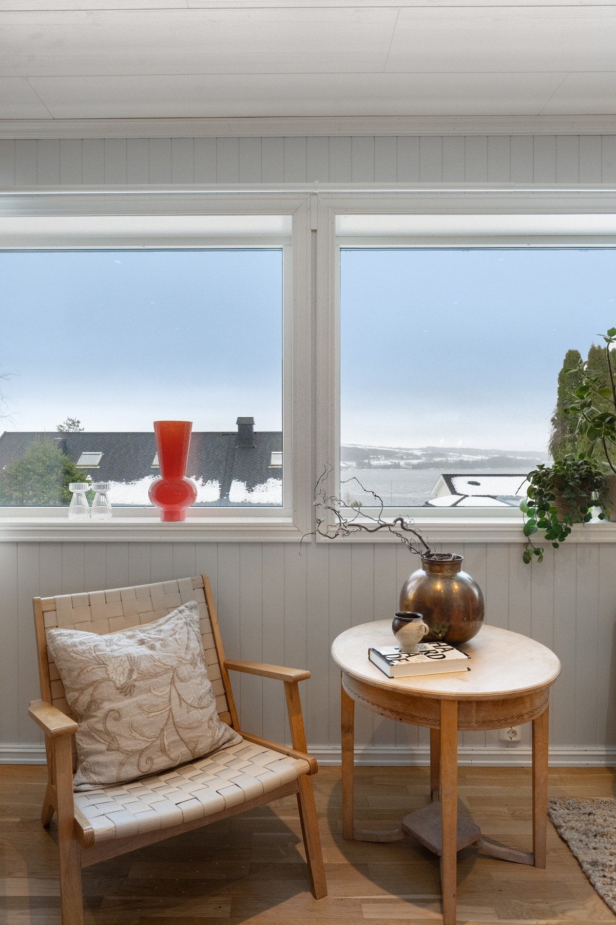 Trivelig sitteplass i stue med store vindusflater og utsikt. Galleribilde