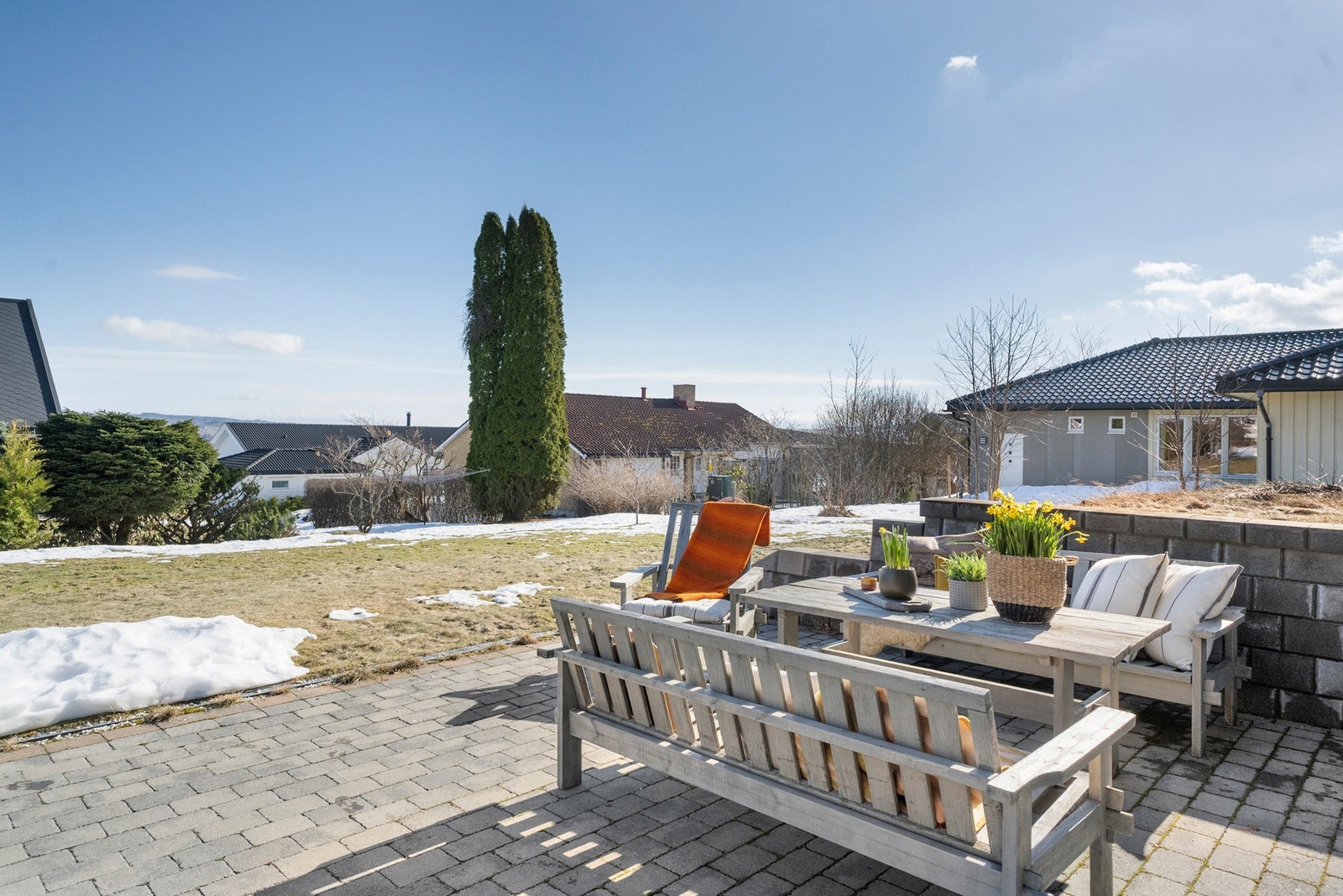 Uteplass med sittegruppe. Galleribilde