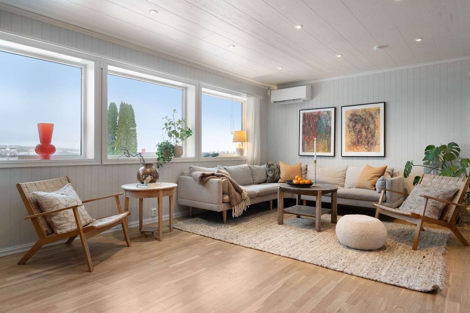 God plass til sofagruppe og spisebord. Galleribilde