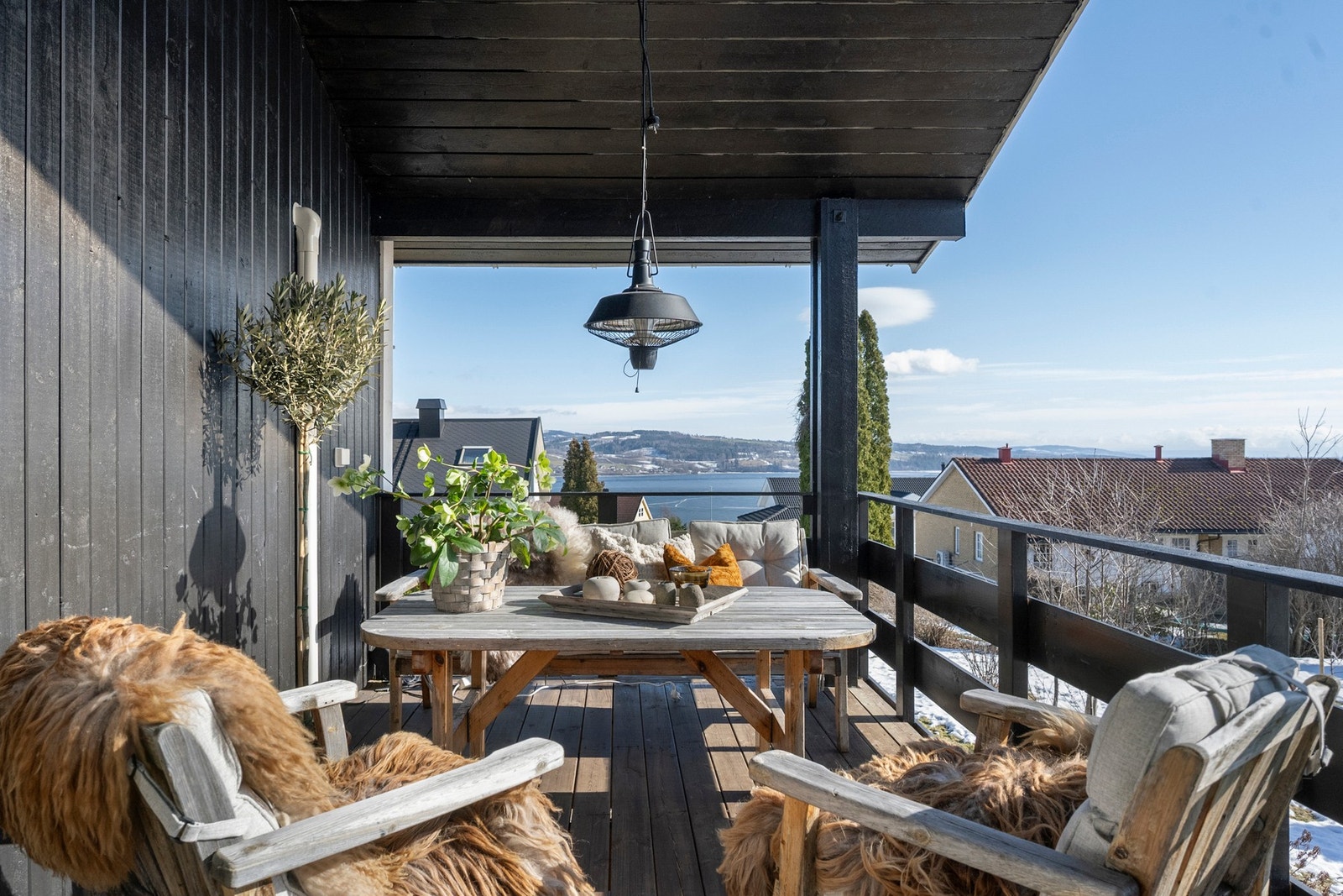 Overbygd terrasse med sittegruppe og utsikt mot Mjøsa. Galleribilde