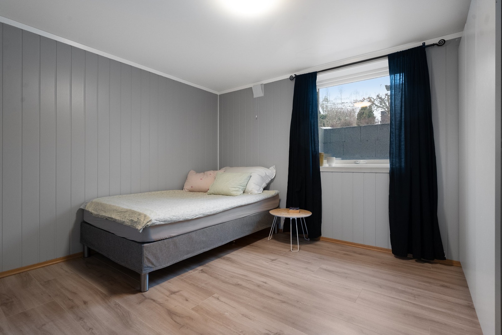 Soverom 1 med plass til seng og nattbord. Galleribilde