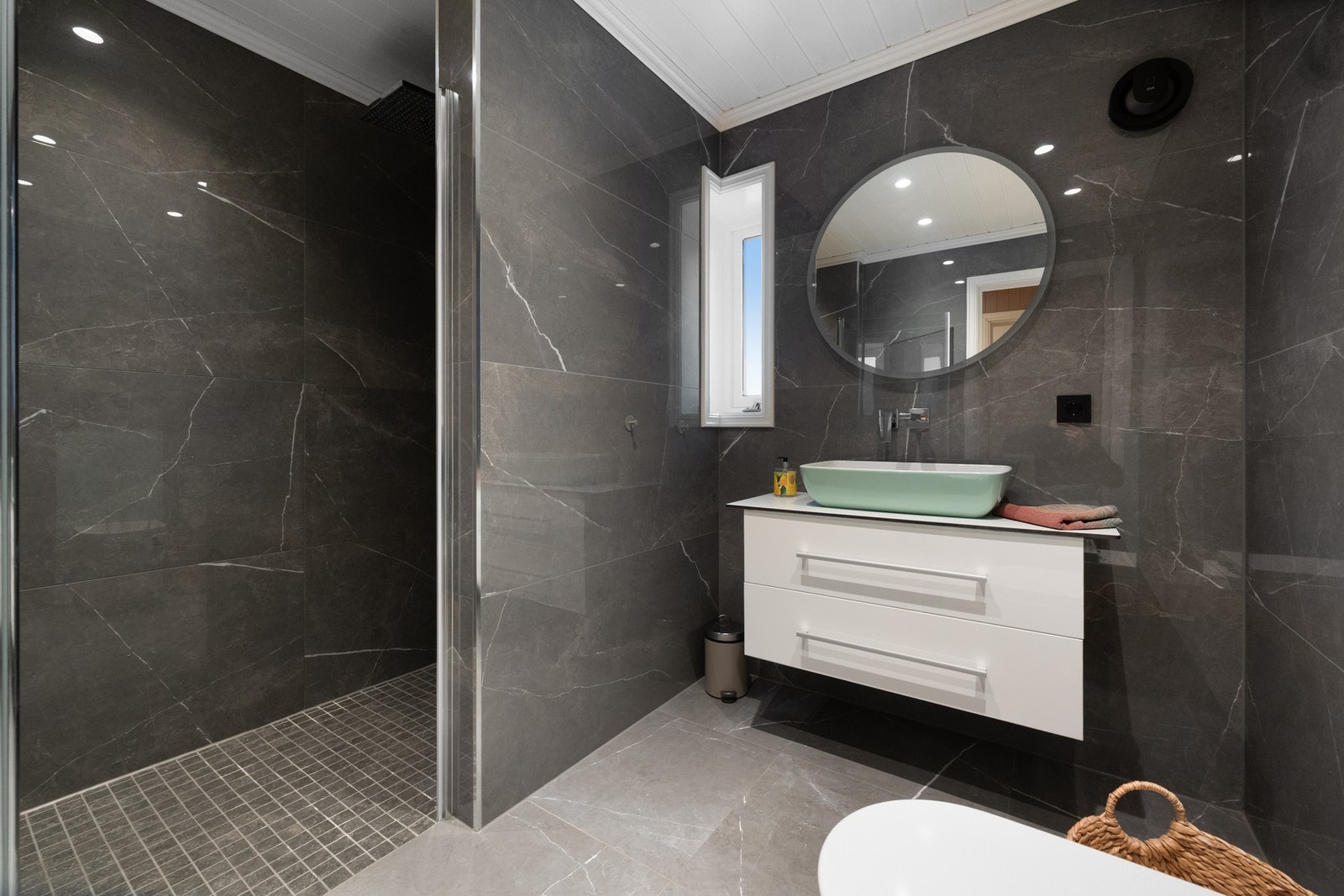 Bad med dusjnisje, servant og moderne innredning. Galleribilde