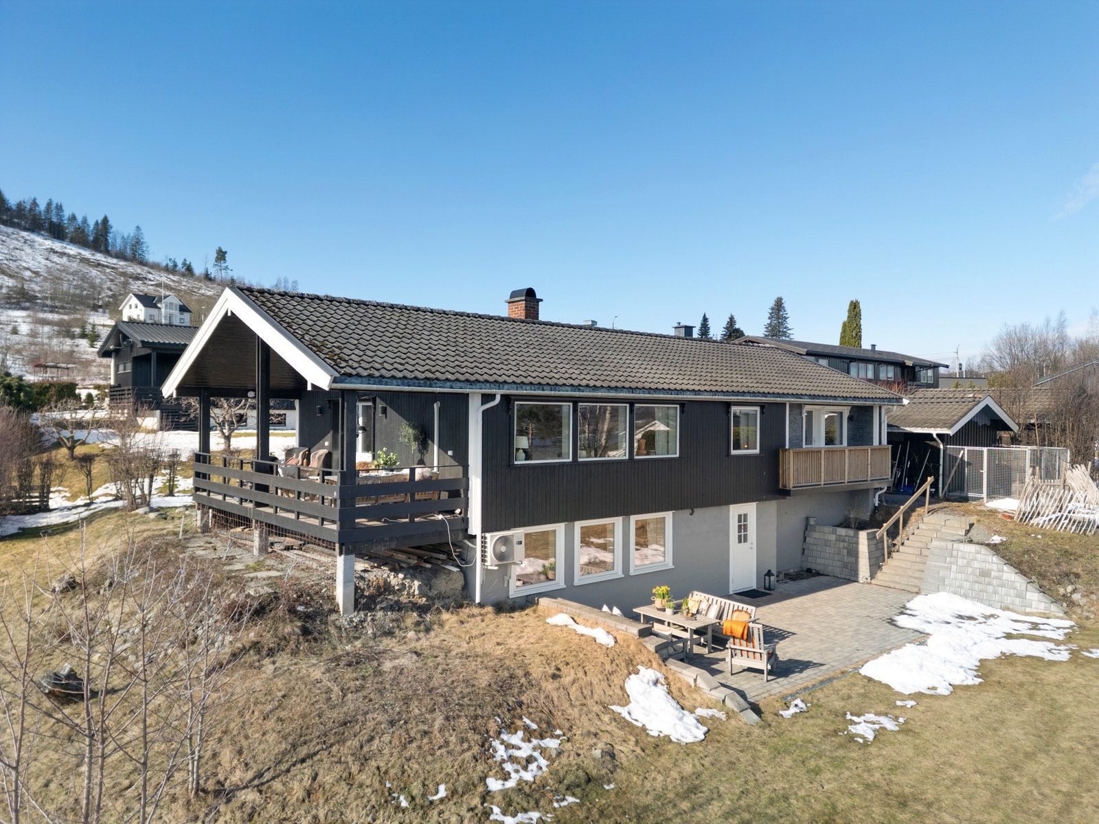 Boligen har terrasse, balkong og uteplass med sittegrupper. Galleribilde