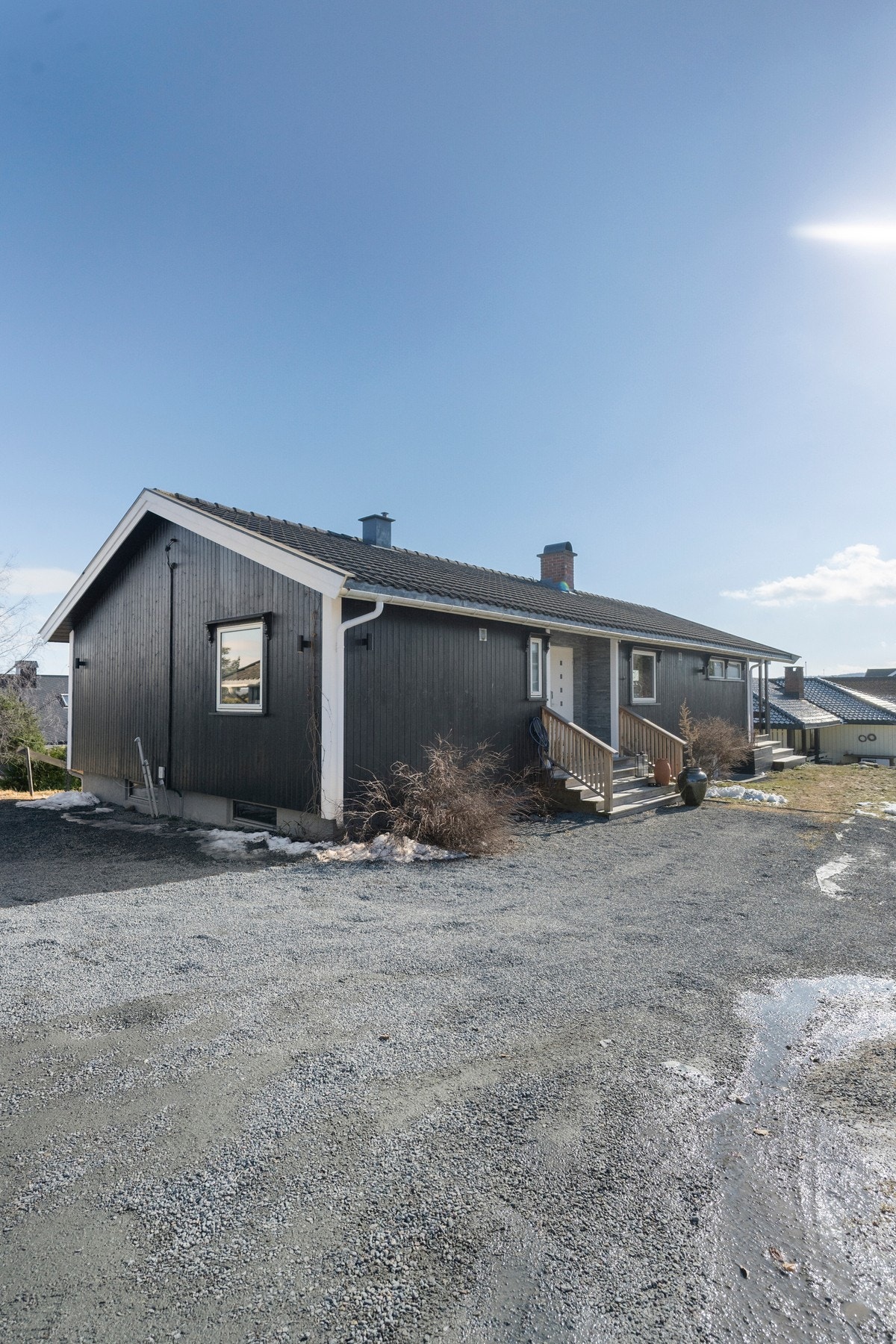 Boligen har gruset gårdsplass. Galleribilde