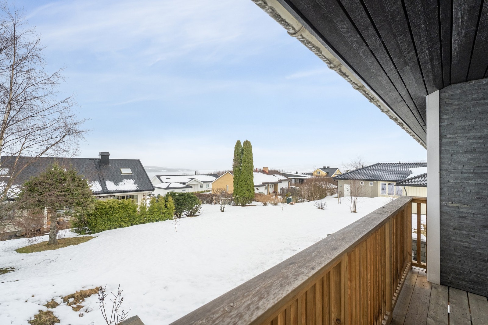 Utsikt fra eiendommens uteplass. Galleribilde