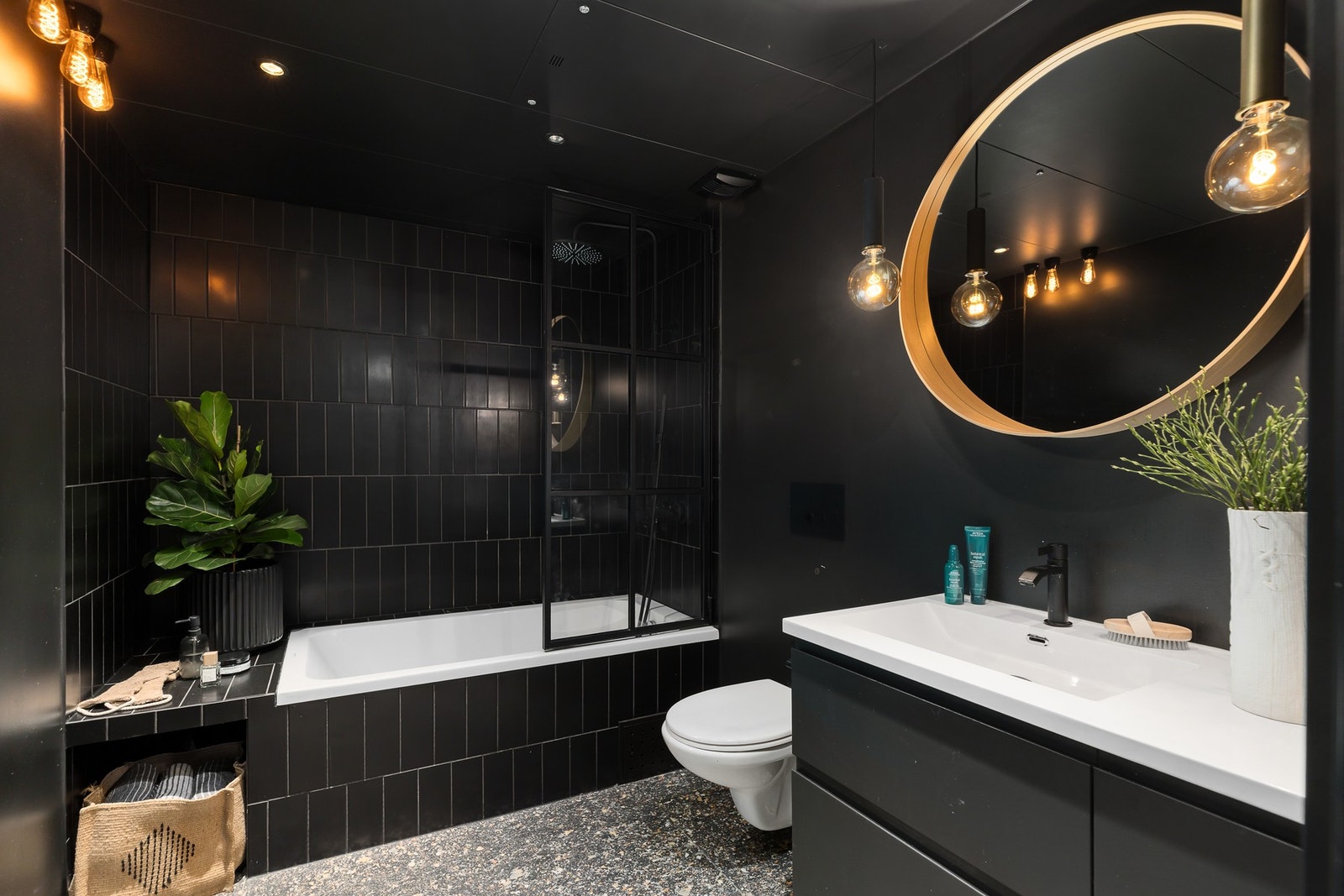 Det lekre baderommet ble pusset opp i 2019 med blant annet terrazzo fliser og belysning. Galleribilde