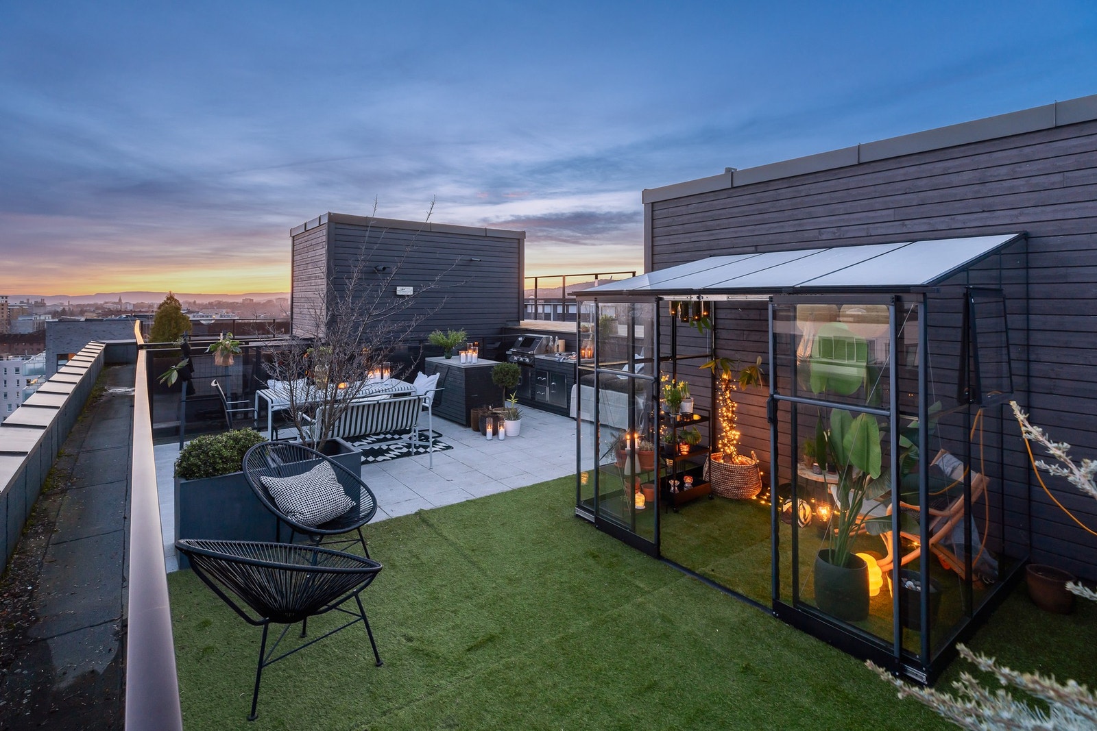 Leiligheten har en privat takterrasse på hele 61 kvm. med fantastisk utsikt og svært gode solforhold. Galleribilde