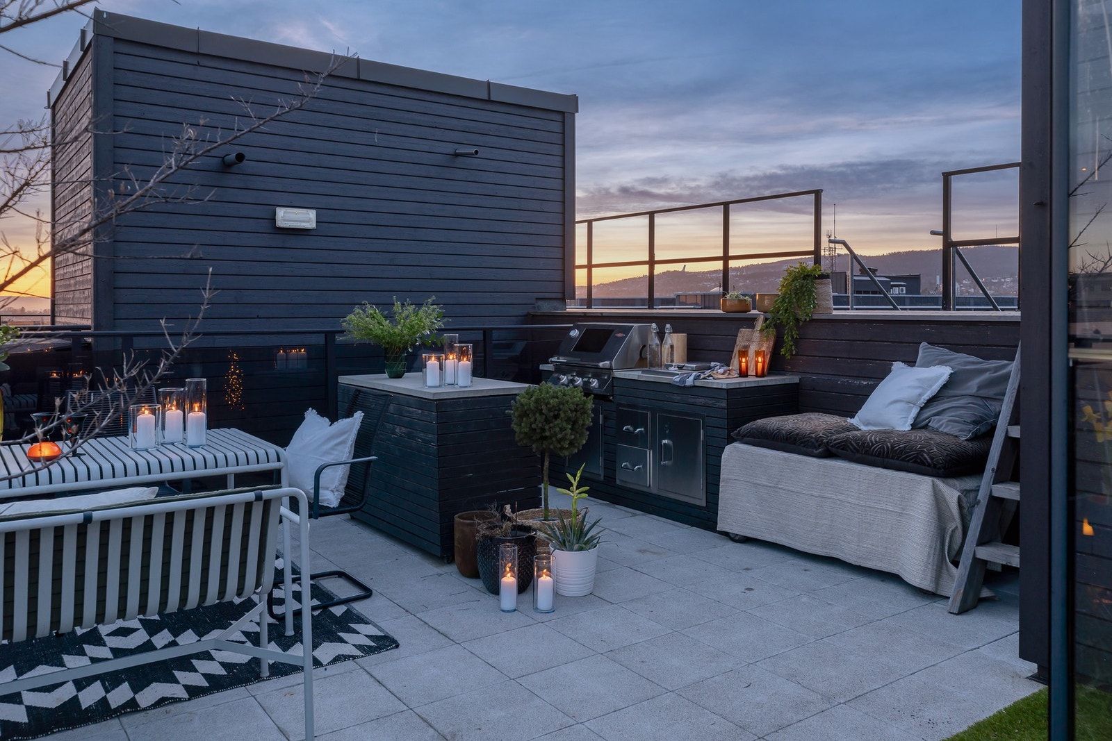 Takterrassen har et praktisk utekjøkken. Galleribilde