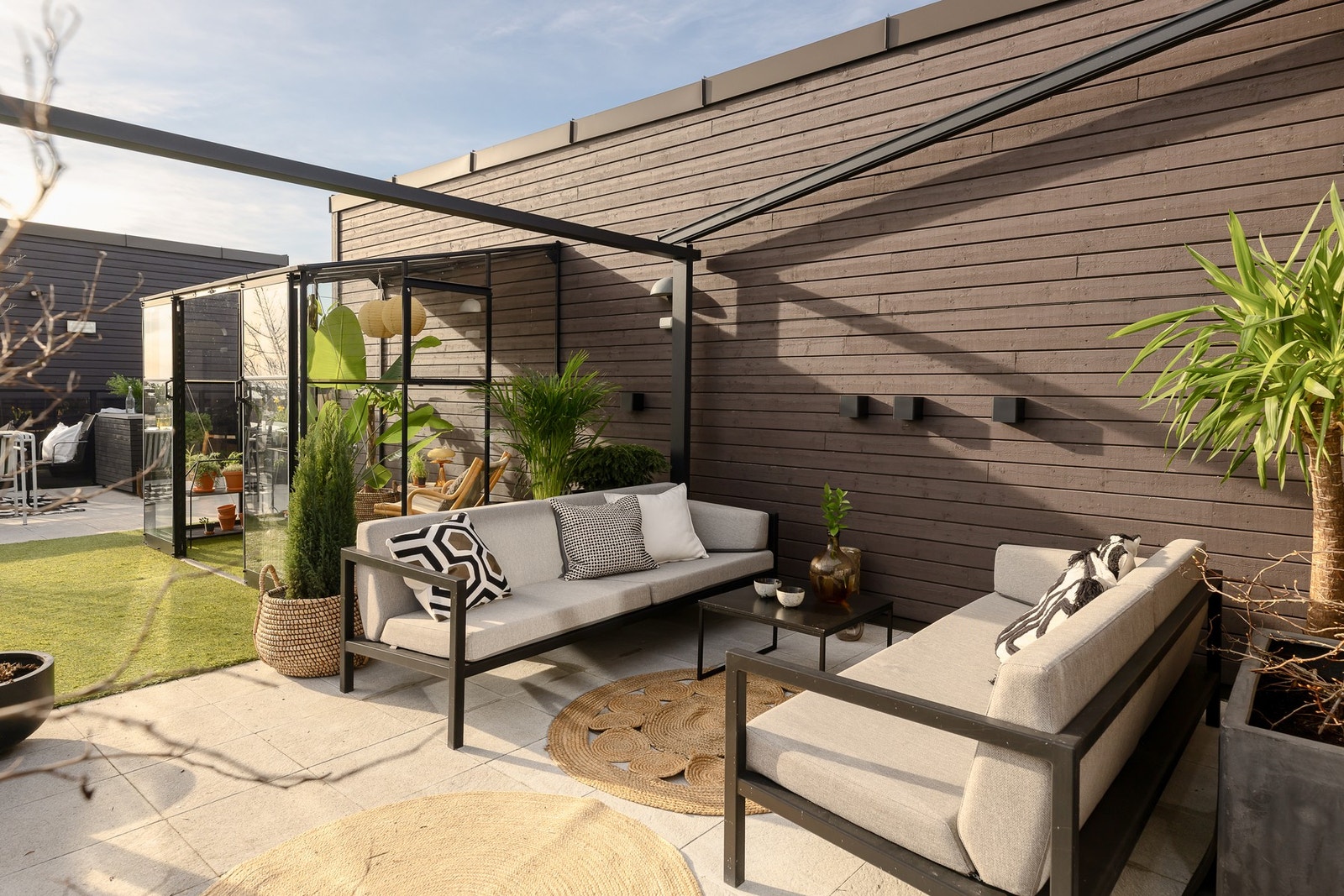 På takterrassen er det montert elektrisk markise. Galleribilde