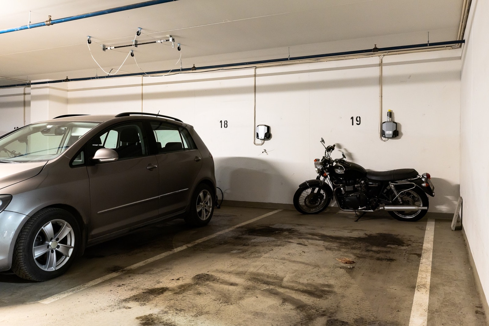 Leiligheten disponerer én parkeringsplass med elbillader i felles garasjeanlegg. Galleribilde