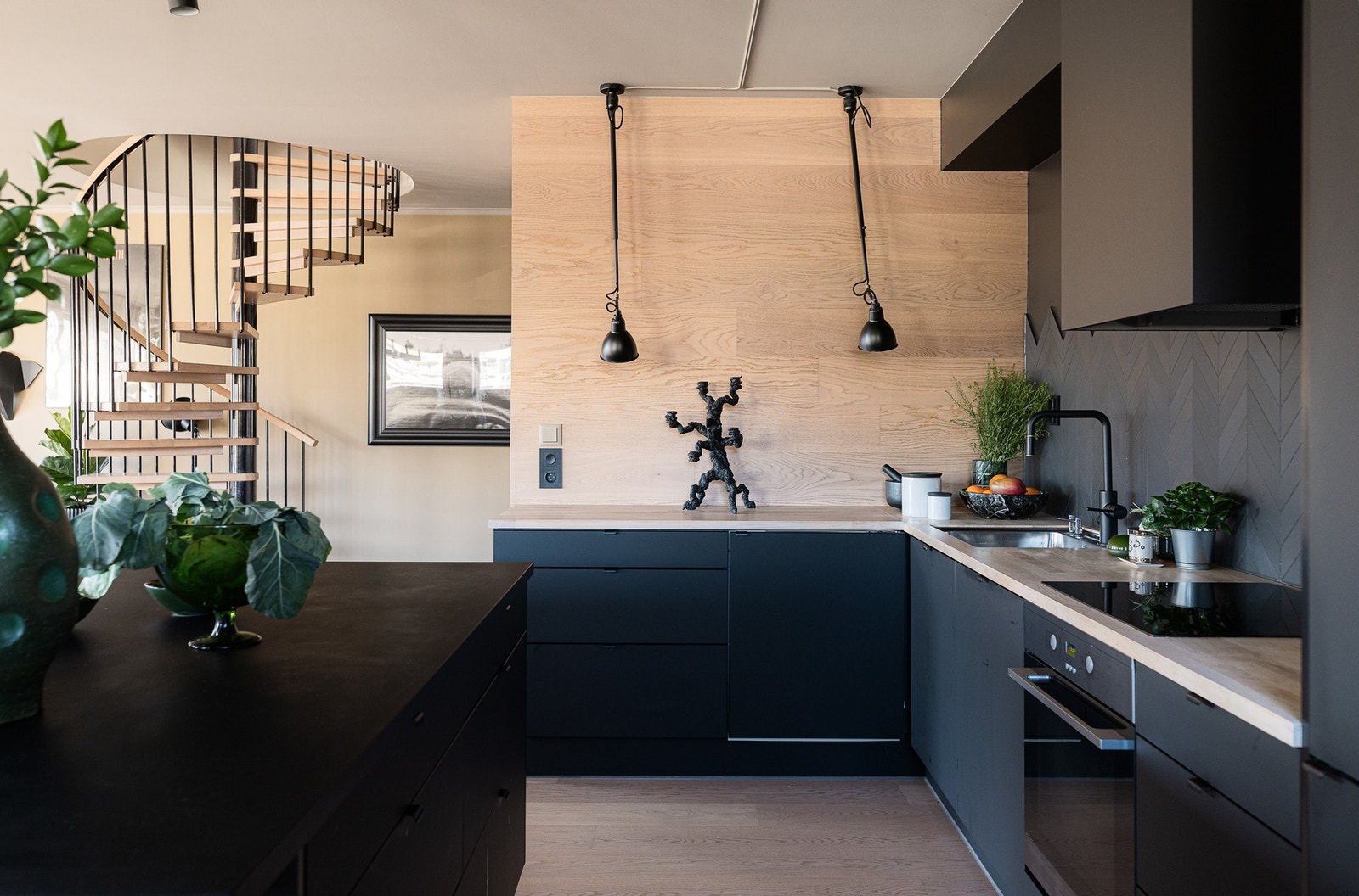 Kjøkkenet er velutstyrt med integrerte hvitevarer. Galleribilde