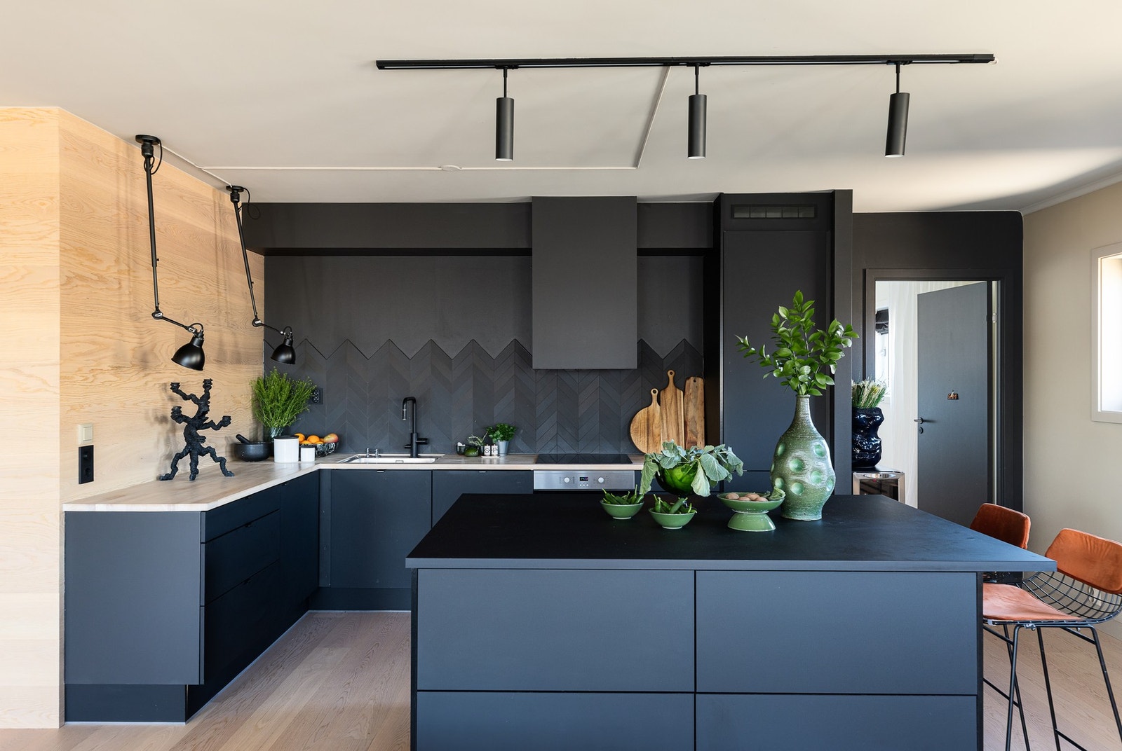 Leiligheten har et delikat kjøkken med nye fronter og stor kjøkkenøy. Galleribilde