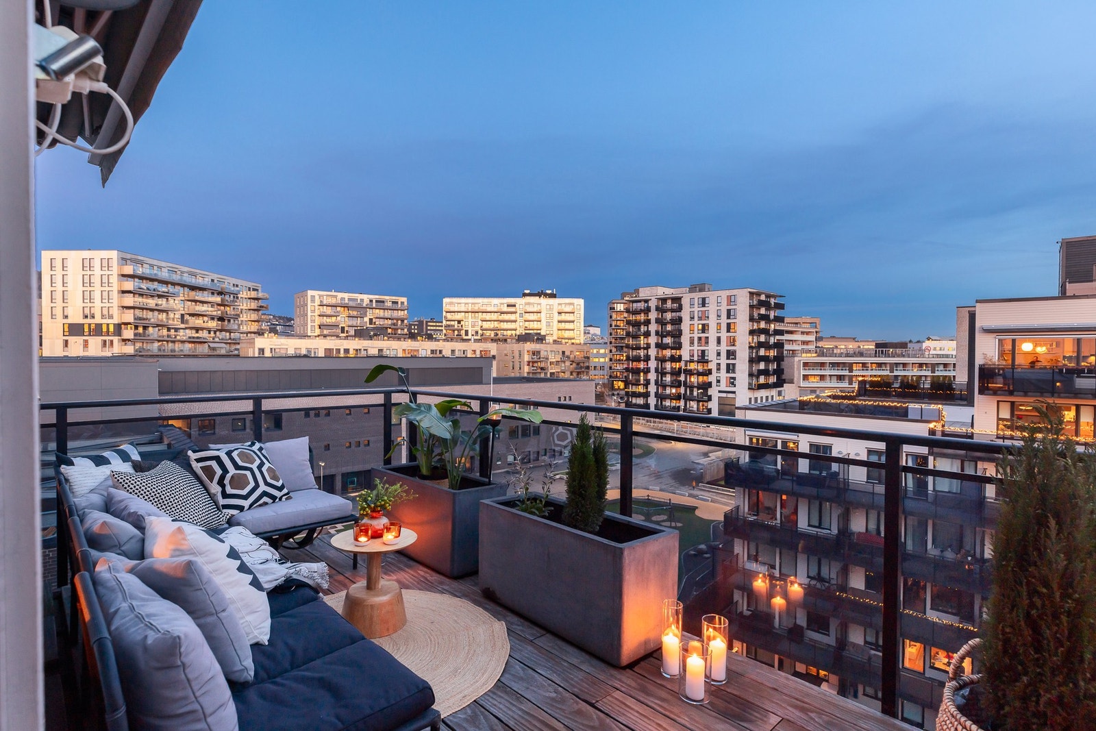 Fra stuen har man direkte adkomst til en herlig sørøstvendt balkong på 12 kvm. Galleribilde