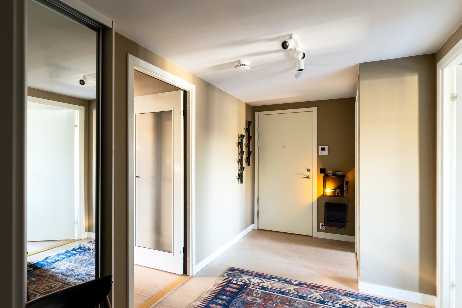 Entreen har godt med oppbevaringsplass i garderobeskap, videre har man rikelig med oppbevaringsplass i to store kjellerboder på hhv. 5,3 og 6 kvm. Galleribilde