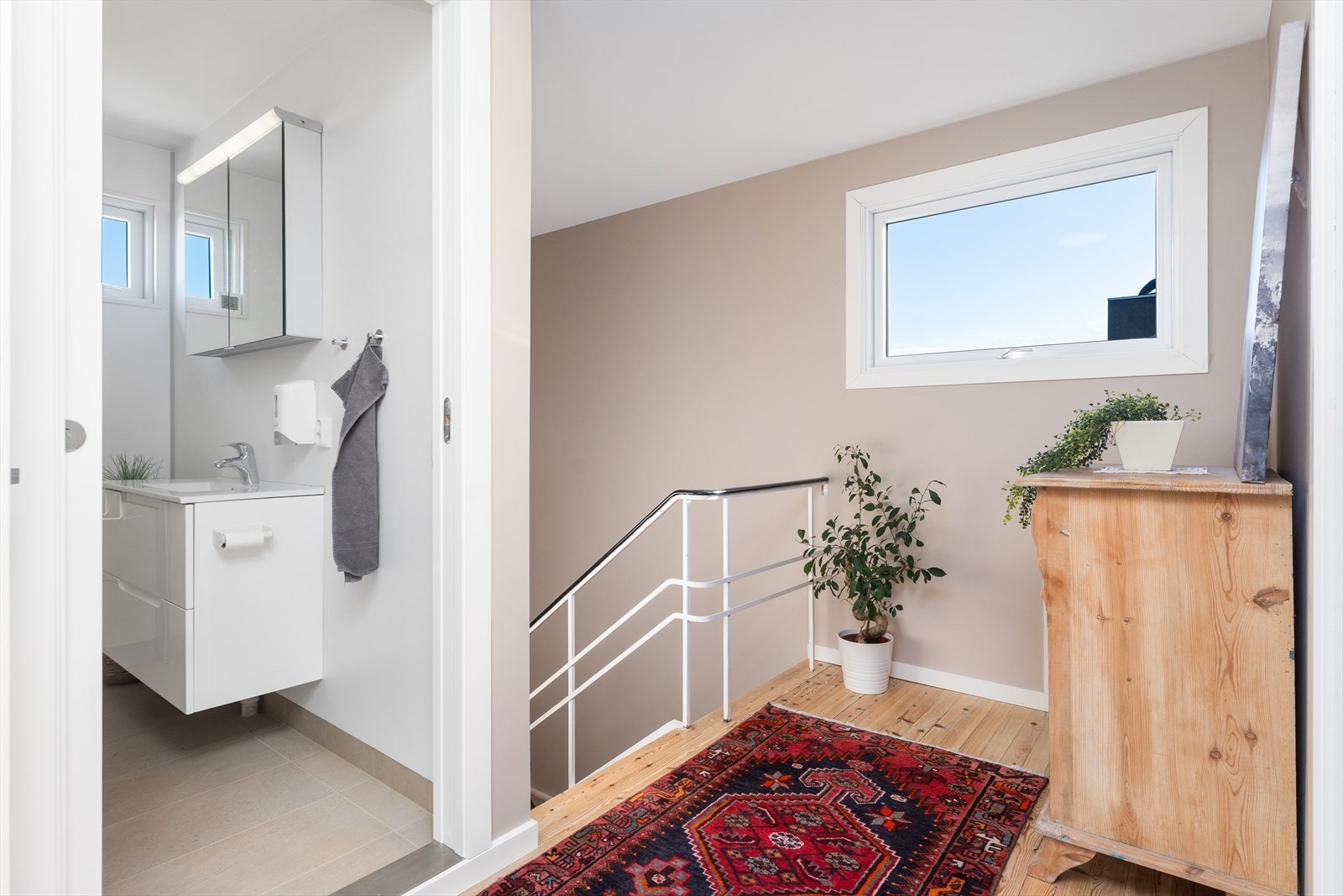 I andre etasje finner vi bad og tre soverom Galleribilde