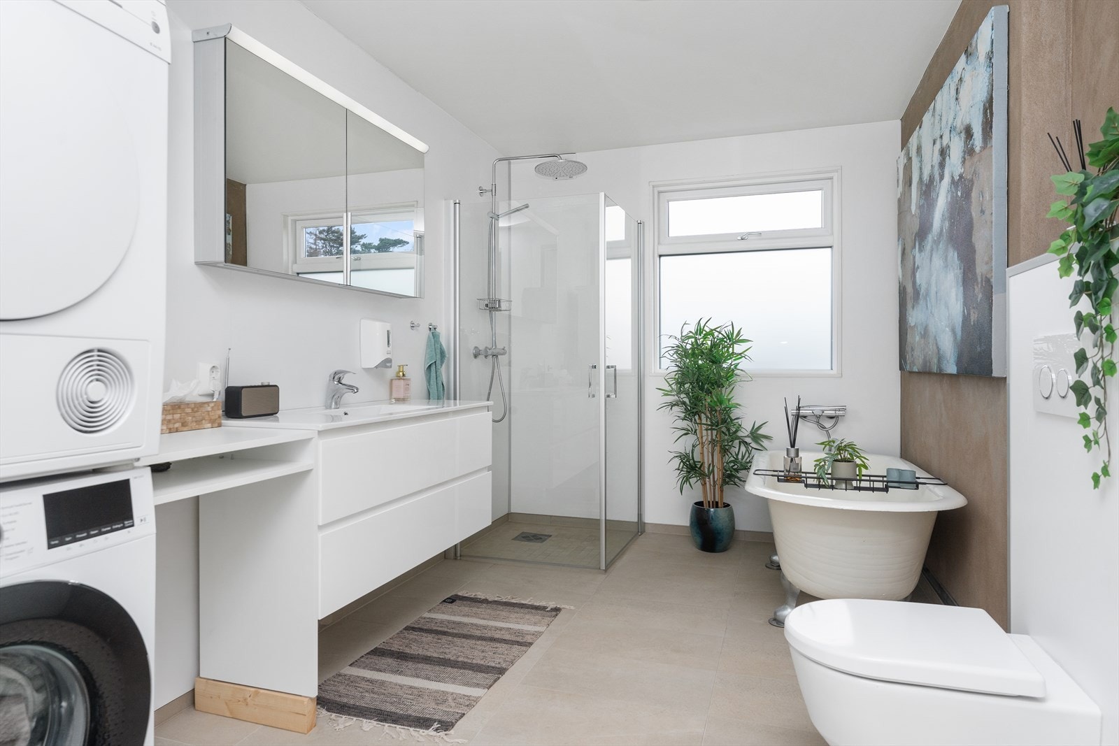 Badet er delikat med flislagt gulv Galleribilde