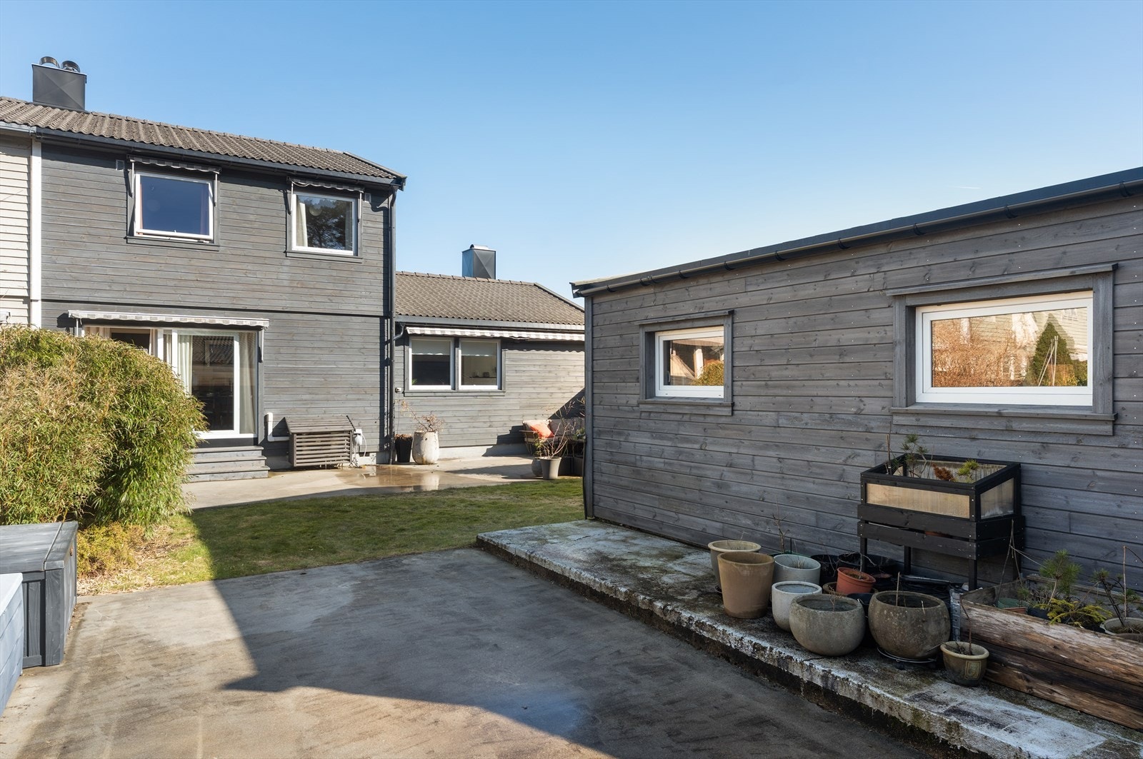 Hagen er en egen oase på sommeren med solrike uteplasser og flere soner Galleribilde