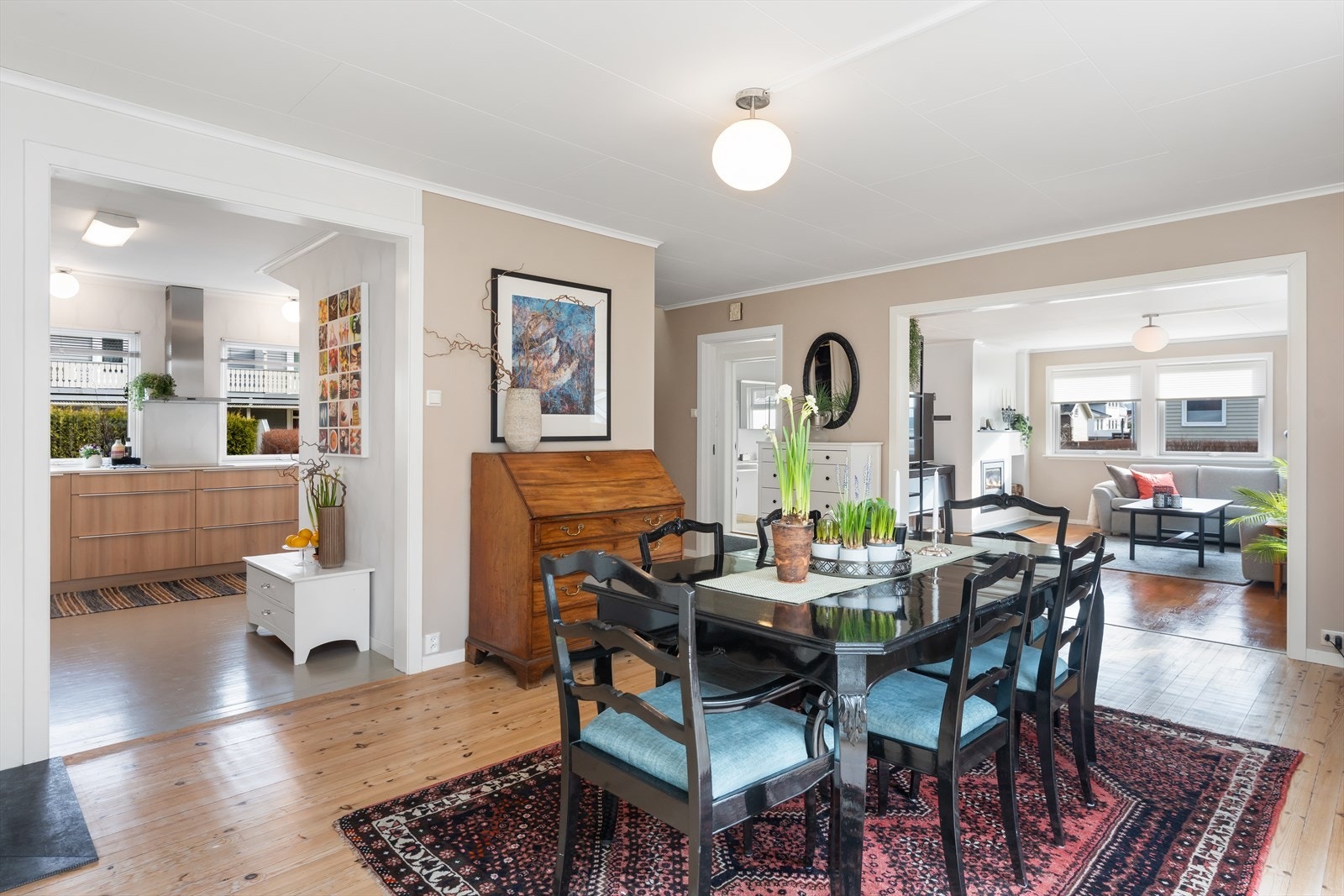 Velkommen inn, her får man en oversikt over det meste i første etasje, kjøkken, spisestue, stue, gang og videre inn til bad Galleribilde