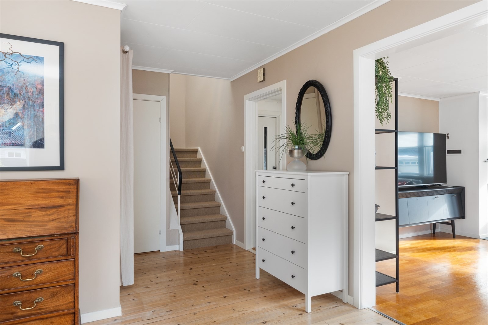 Legg merke til at det er rom under trapp for oppbevaring og bak gardinene mot kjøkkenet Galleribilde