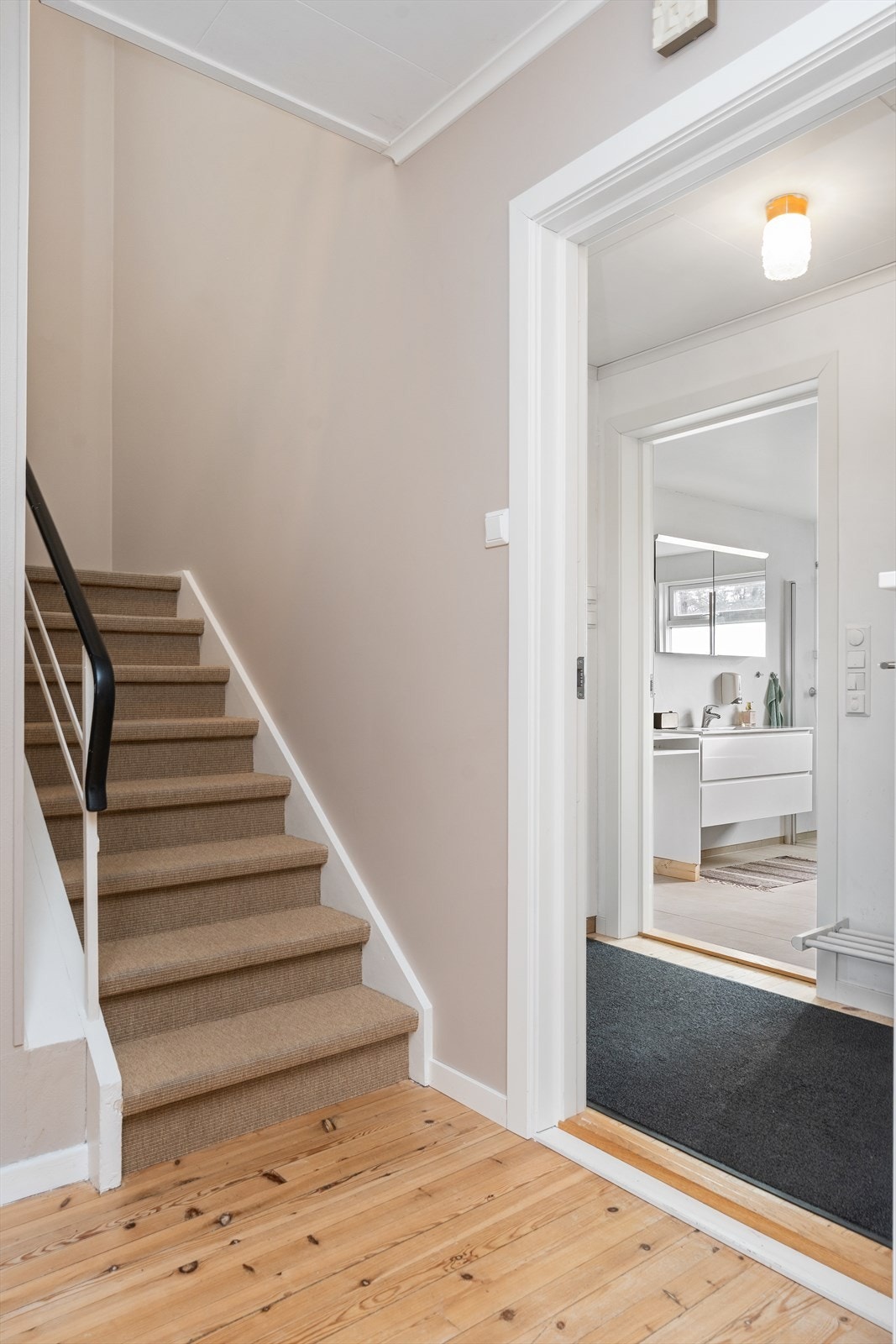 Vi tar en tur inn på badet før vi går opp i andre etasje Galleribilde