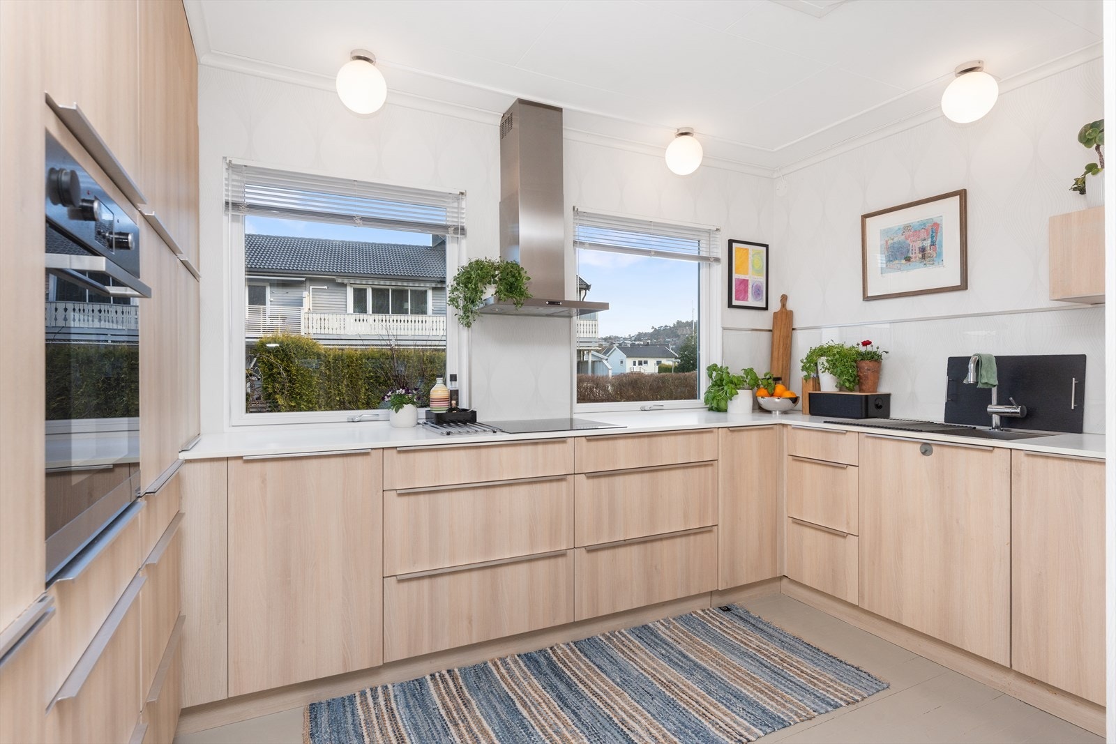 Kjøkkenet er av nyere dato og alle hvitevarer er integrert Galleribilde