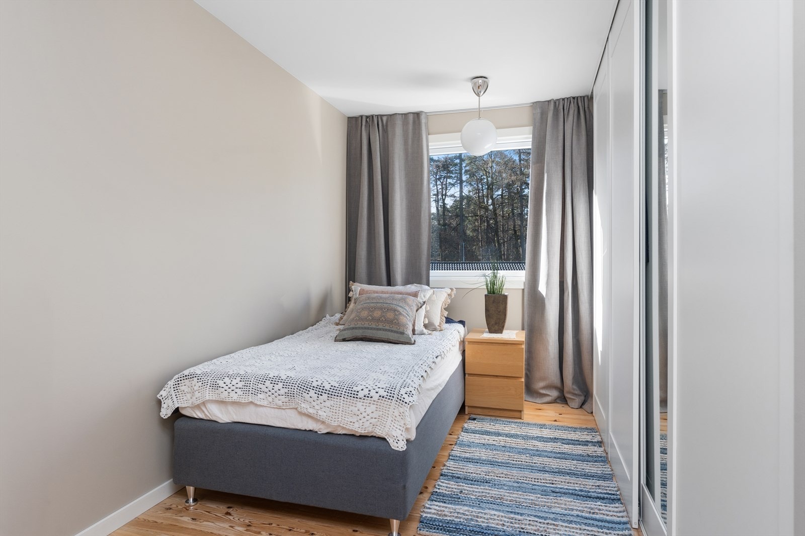 Soverom 3 med skyvedørsgarderobe Galleribilde