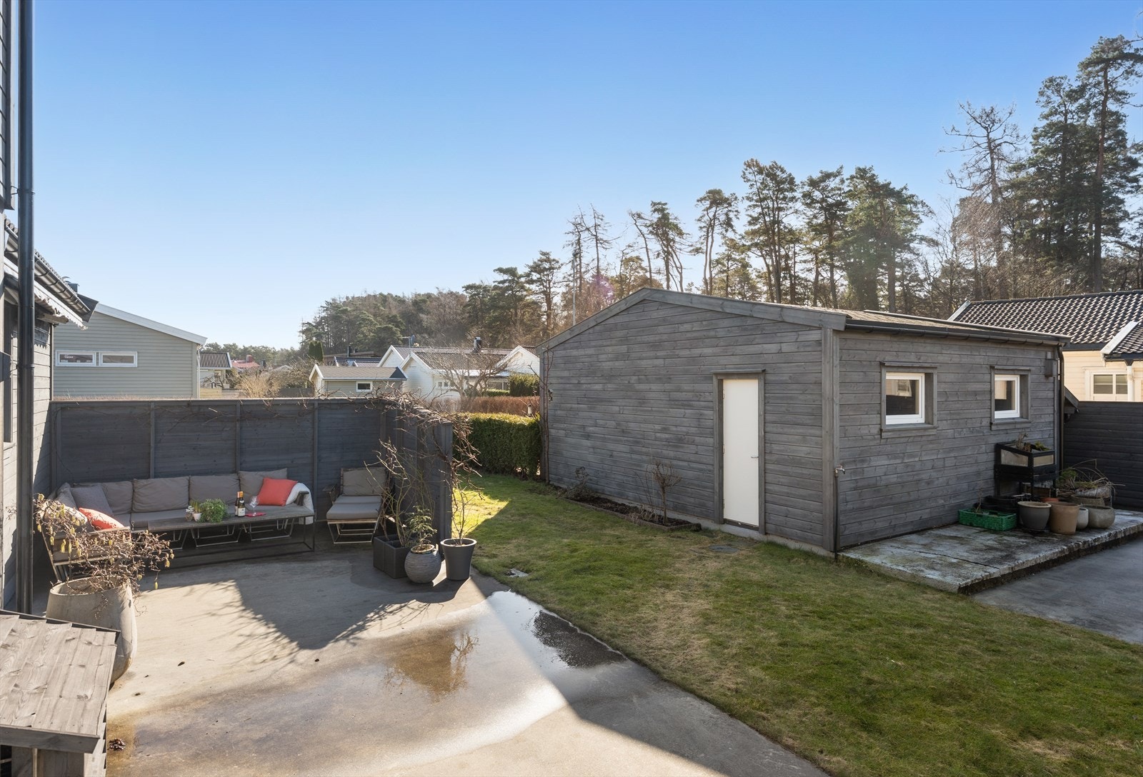 Tilhørende er det dobbel garasje med inngang fra hagen Galleribilde