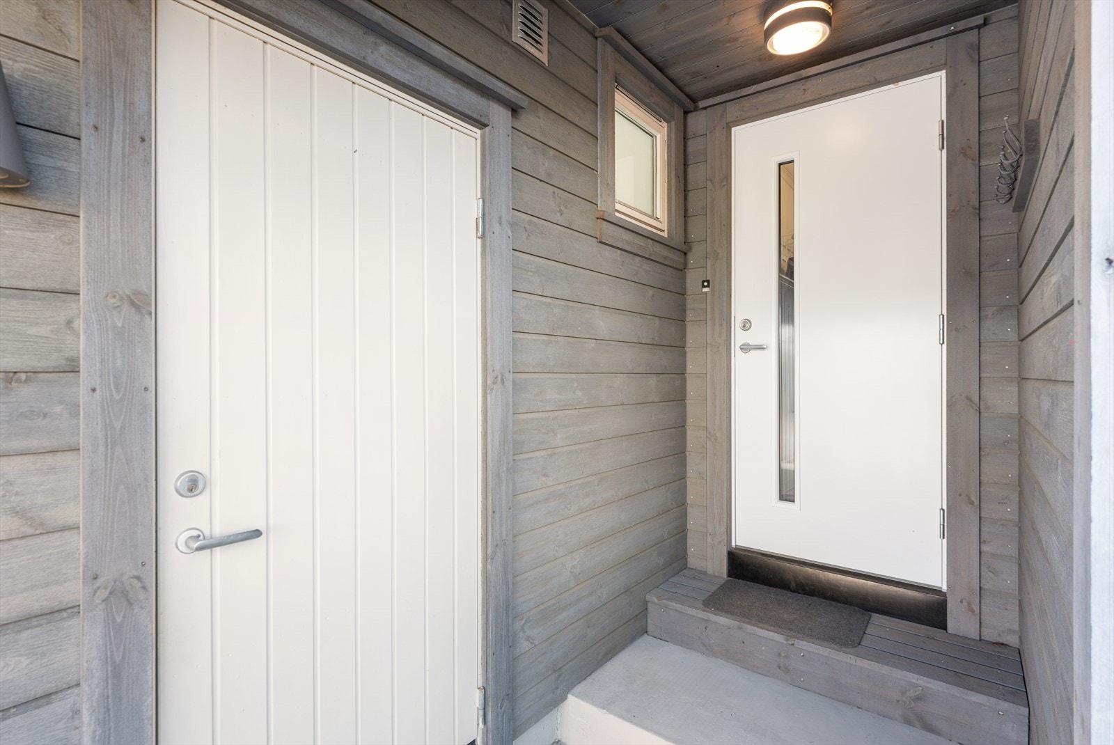 Dør til høyre er inn til bod, vi går inn i boligen rett frem Galleribilde