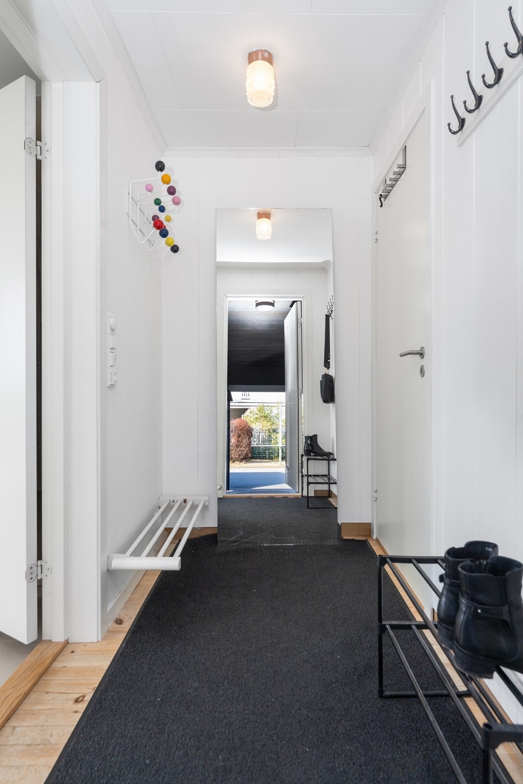 Entrè med bad til venstre og dør til høyre er inn til spisestuedel Galleribilde