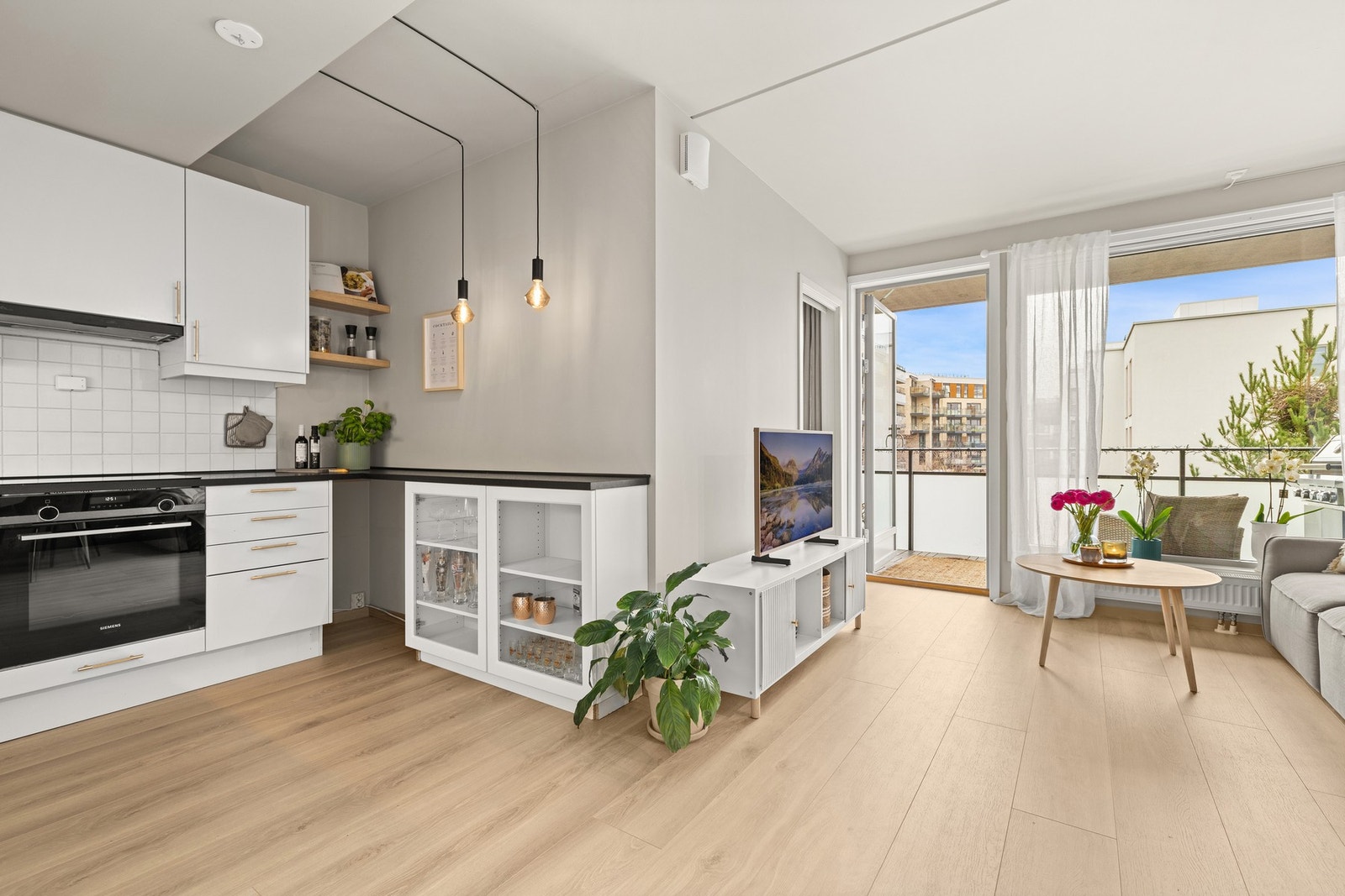 Kjøkkenet har integrerte hvitevarere og ventilator med avtrekk ut. Galleribilde