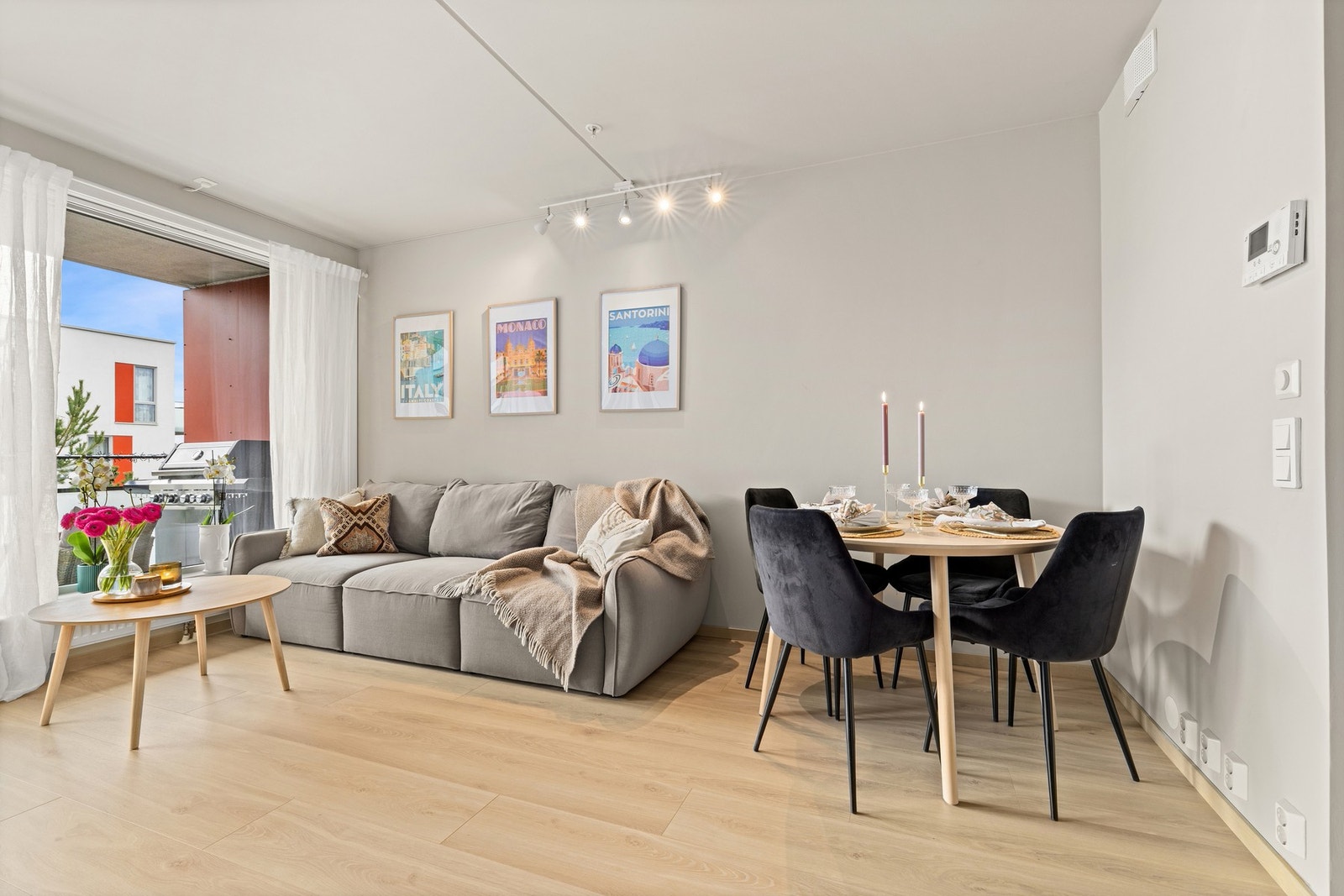Lys og innbydende stue med utgang til balkong. Galleribilde