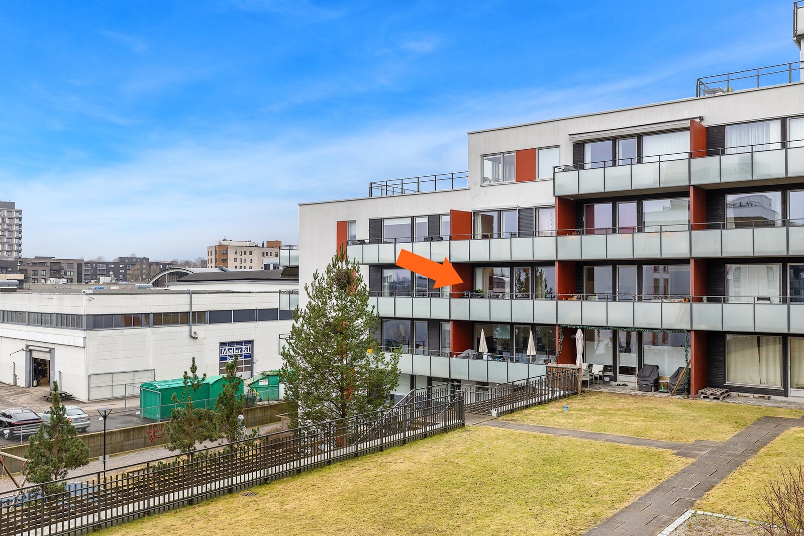 Leiligheten ligger i høy 1. etasje med god avstand fra bakkeplan og lite innsyn. Galleribilde