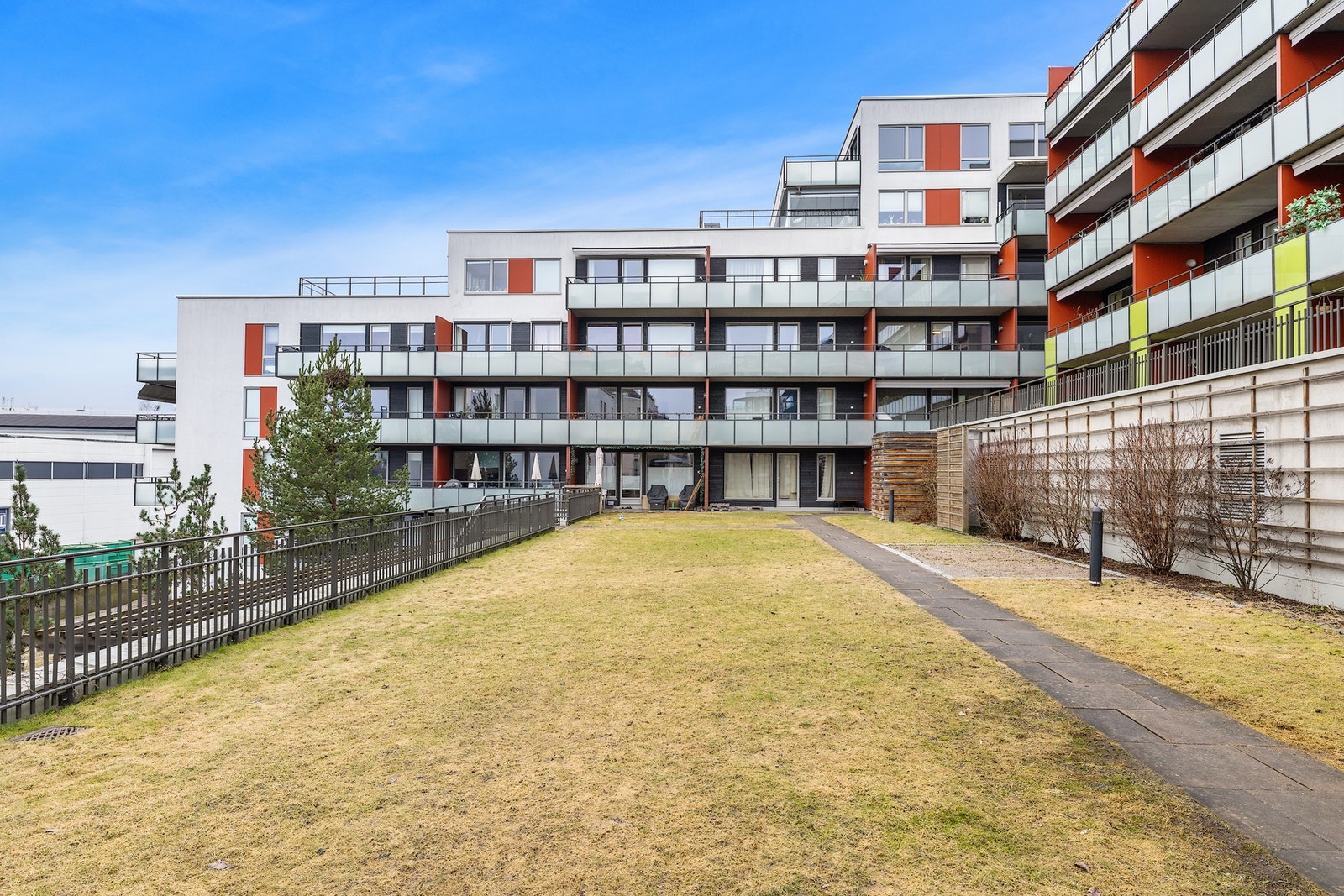 Malerhaugenveien har en pent opparbeidet bakgård med grøntarealer og et luftig bomiljø. Galleribilde
