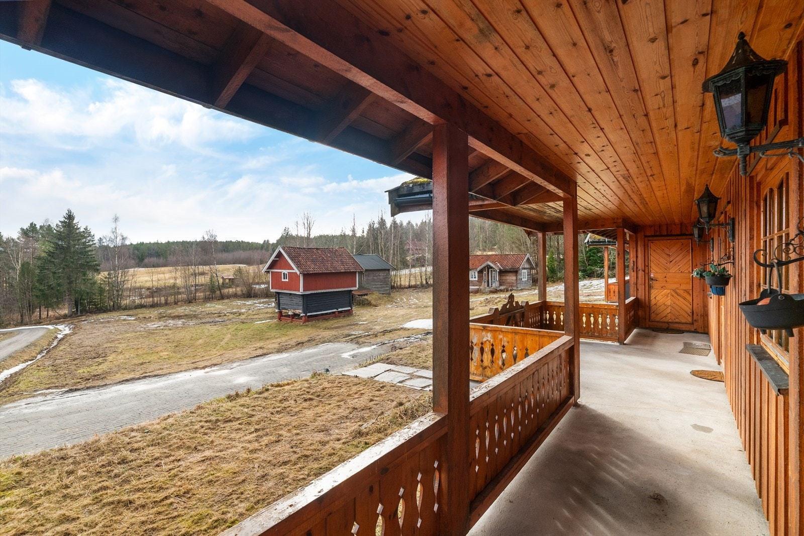 Eiendommen har en idyllisk og landlig beliggenhet på stedet "Englid" med utsikt til kulturlandskap, vakre Norsjø, jorder, frodige åser og grønne skoger. Galleribilde
