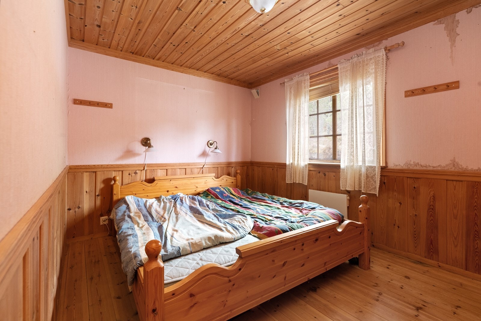 Boligen har fem gode soverom med plass for senger og annen soveromsmøblement. Galleribilde