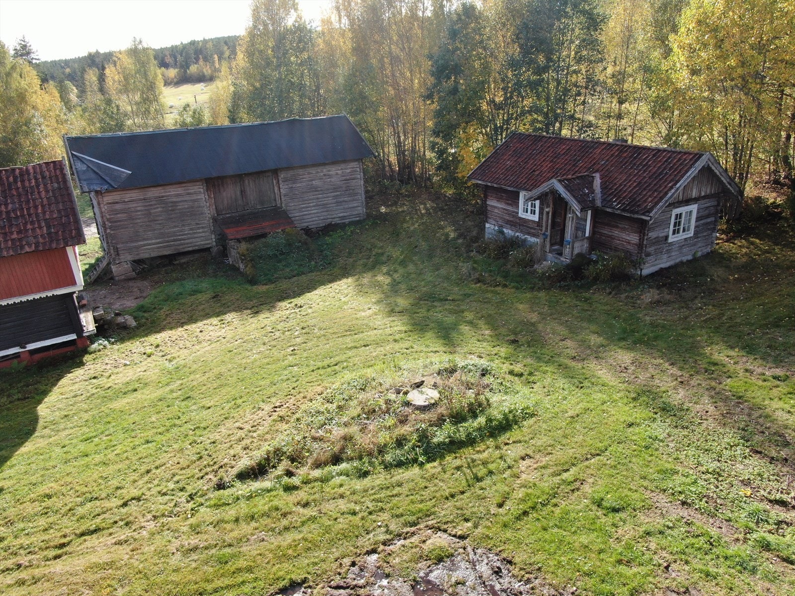 Eldhuset er flyttet fra Østerdal på Seljordsheia. Det eldre lafta uthuset er flyttet til eiendommen fra Flathus. Bygningene på eiendommen har generelt behov for utbedringer og oppgraderinger. Galleribilde