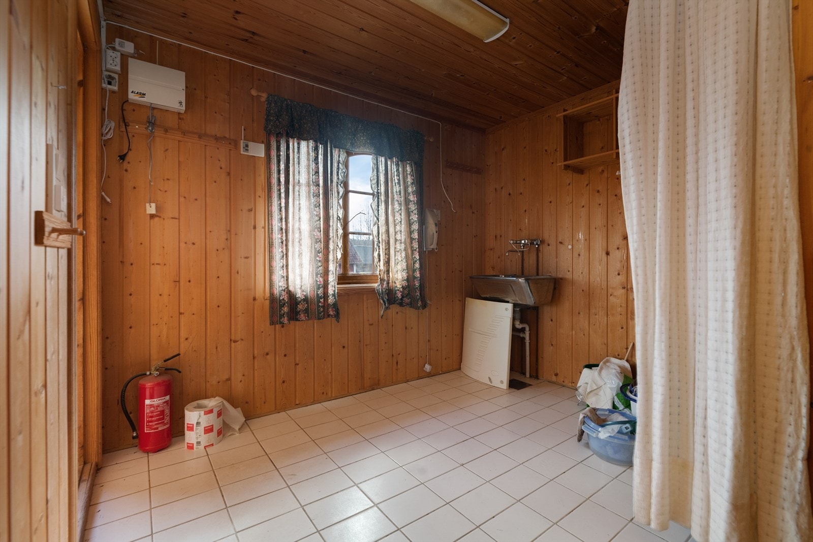 Eldre vaskerom med praktisk utgang til inngangspartiet. Galleribilde