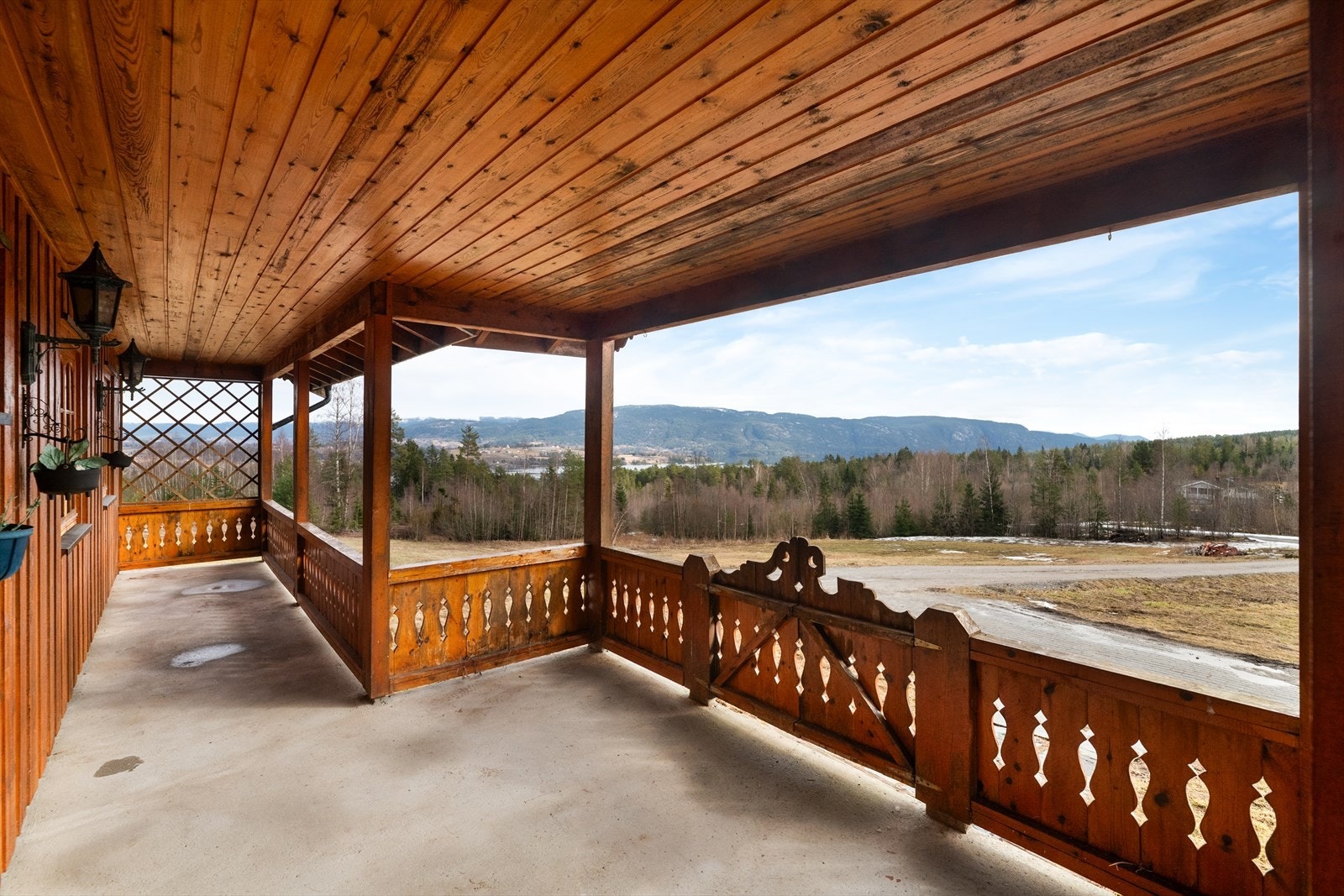 Boligen har romslige, overbygde terrasser ut fra stuen og ved inngangspartiet, med gode solforhold og nydelig utsikt. Galleribilde