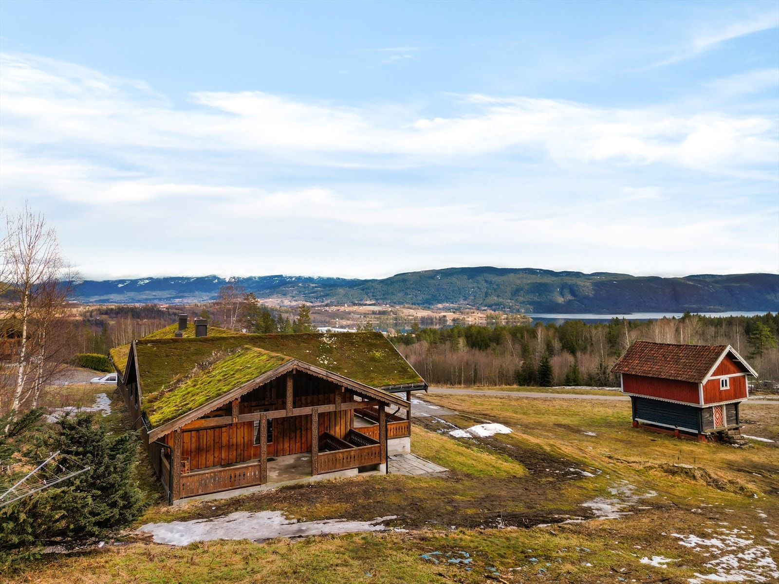 Gårdstunet rundt boligen er pent opparbeidet med plenarealer og gruset gårdsplass. Galleribilde