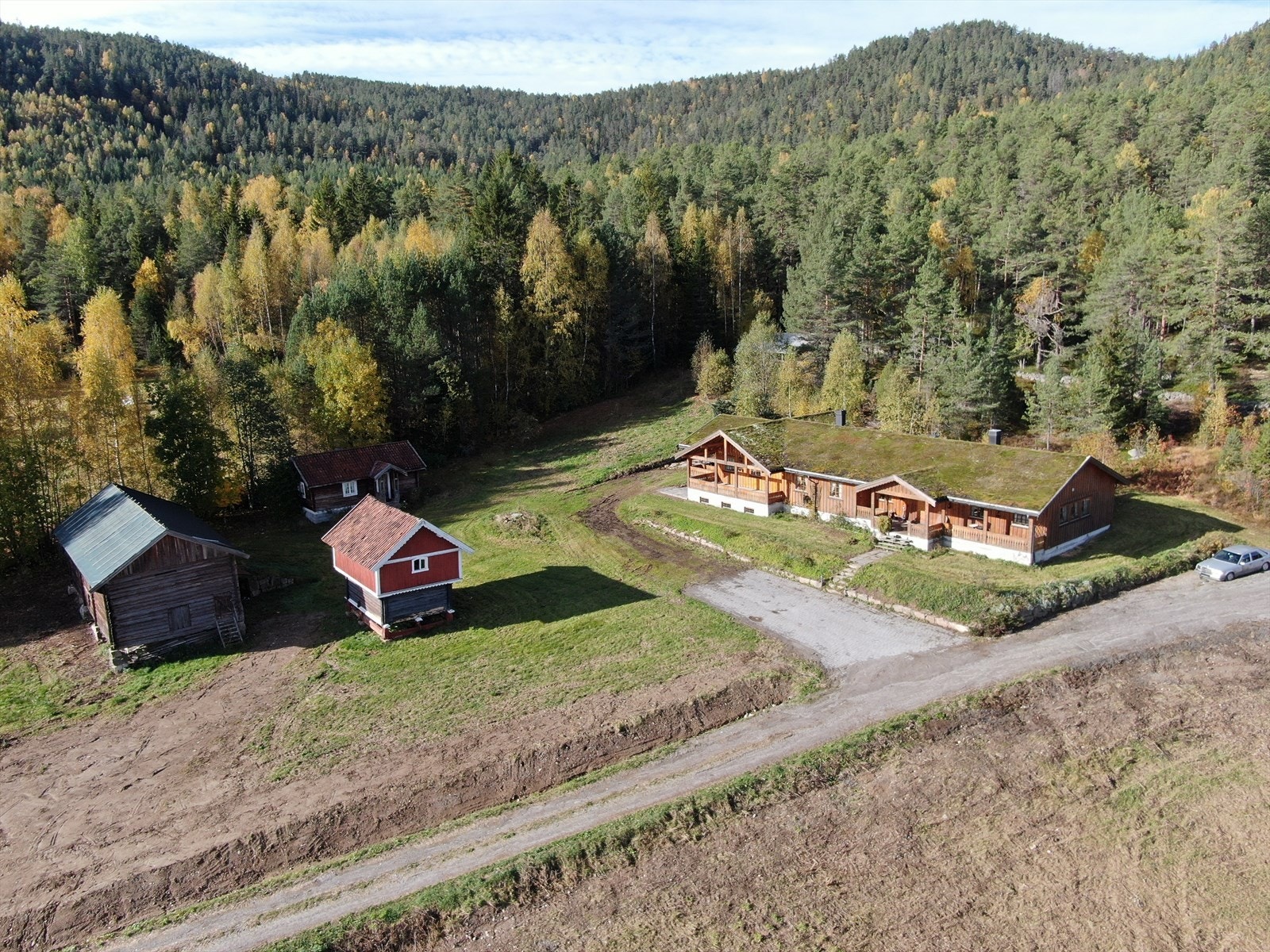 Eiendommen ligger solrikt og landlig til, sentralt med allikevel godt tilbaketrukket fra RV36 på Årnes. Galleribilde