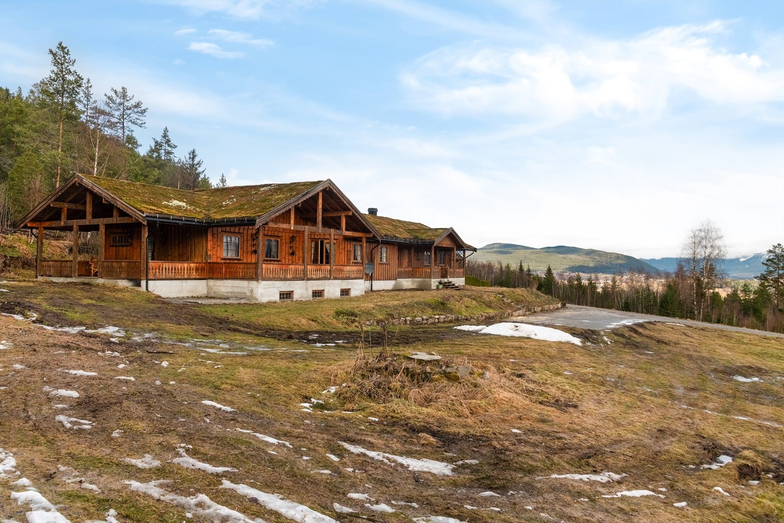 Spennende småbruk med mange muligheter og flott solrik beliggenhet. Ligger landlig til, med fantastisk utsikt utover. Galleribilde