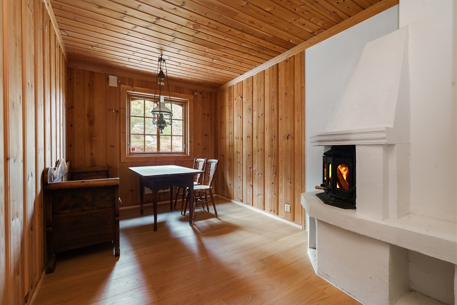Hyggelig spisestue med åpen peis. Galleribilde