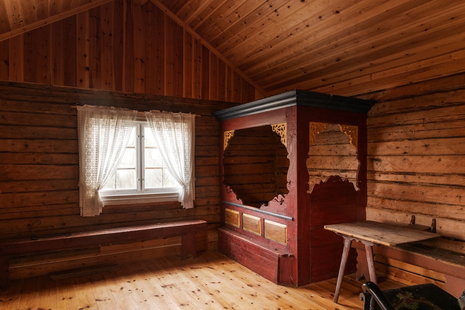 Eldhuset innehar rorom både ved ovn og åpen peis. Galleribilde