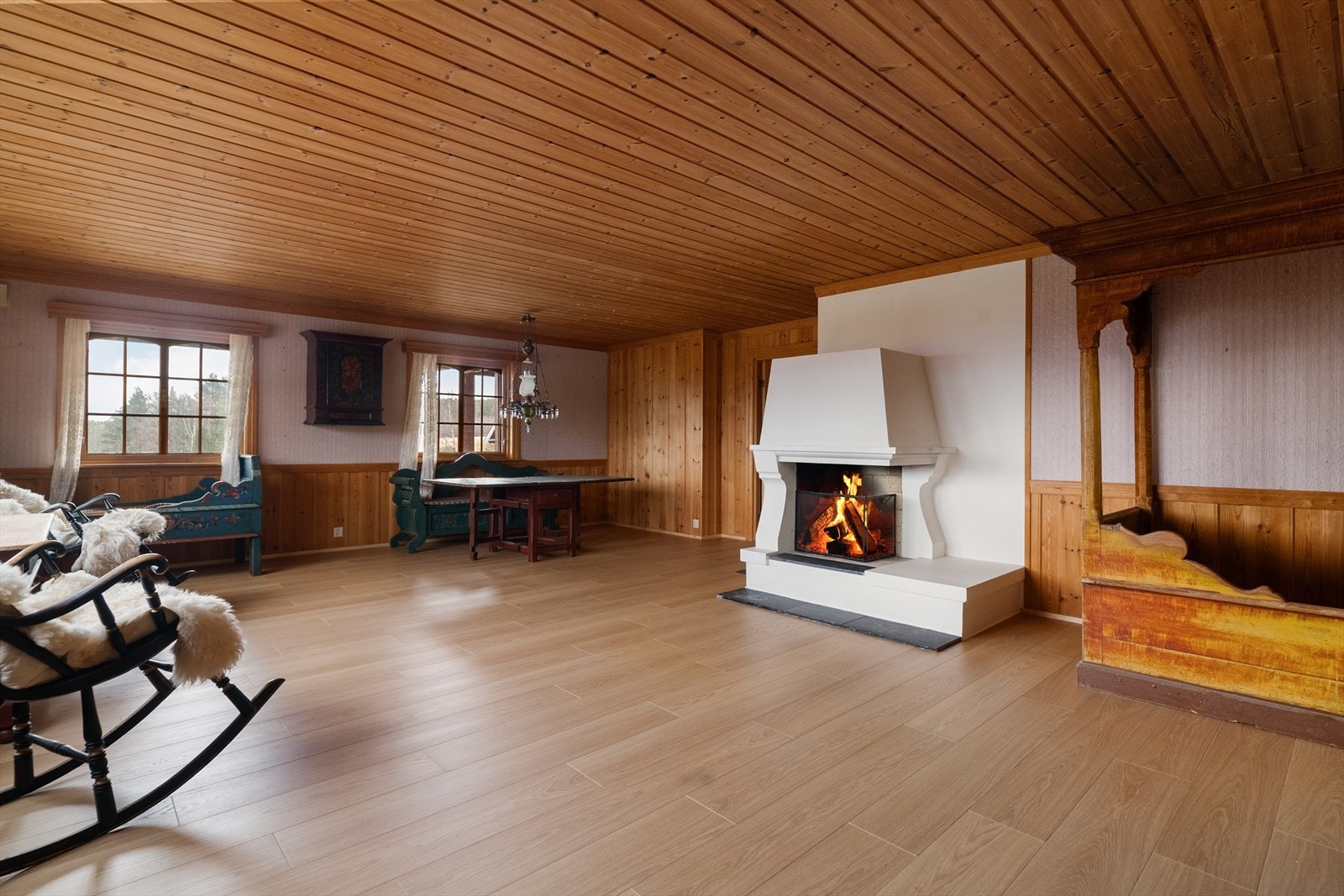 Stuen har god plass for både sofagrupper og spisebord. Galleribilde