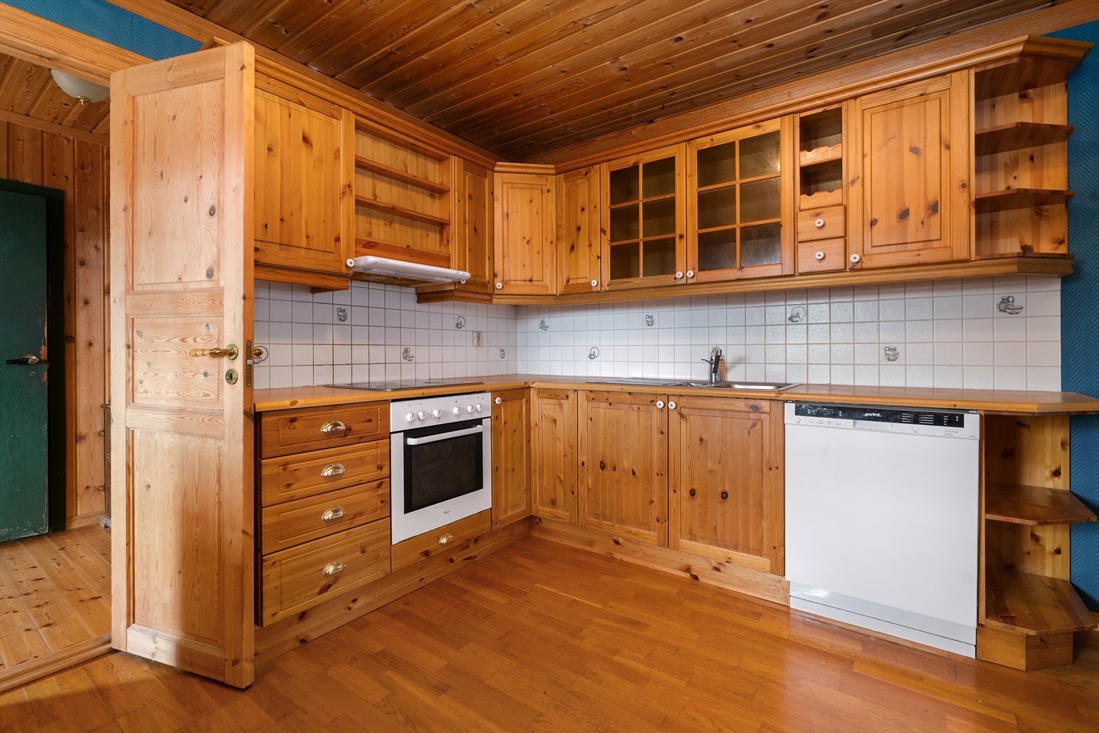 Romslig kjøkken med god skapplass i innredning med profilerte fronter, samt benkeplate av laminat. Over stekesone er det ventilator med avtrekk ut. Galleribilde