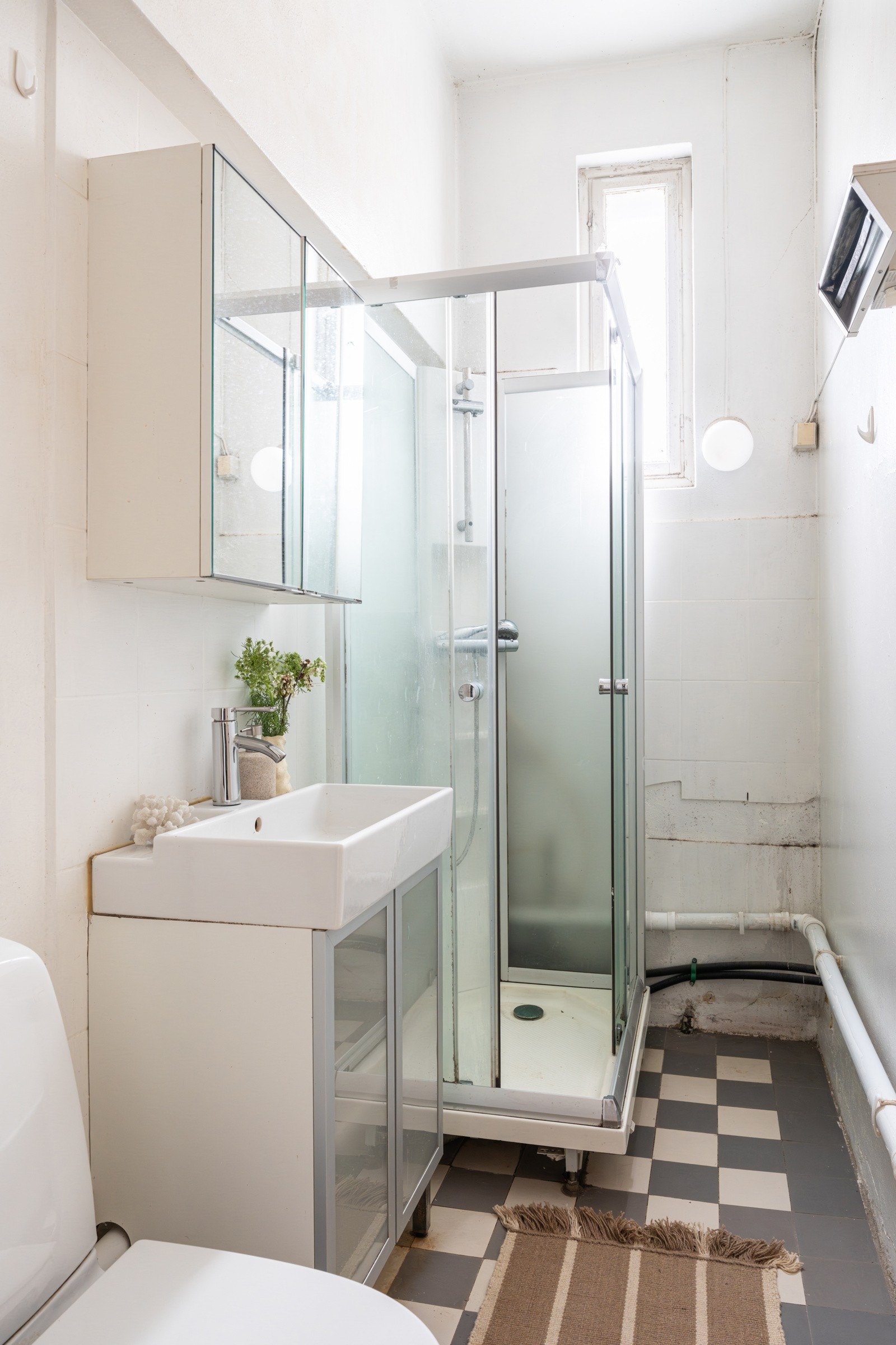 Leiligheten har et lyst eldre baderom som har fått TG3 i tilstandsrapporten og som må oppgraderes for å tåle normal bruk etter dagens krav. Galleribilde