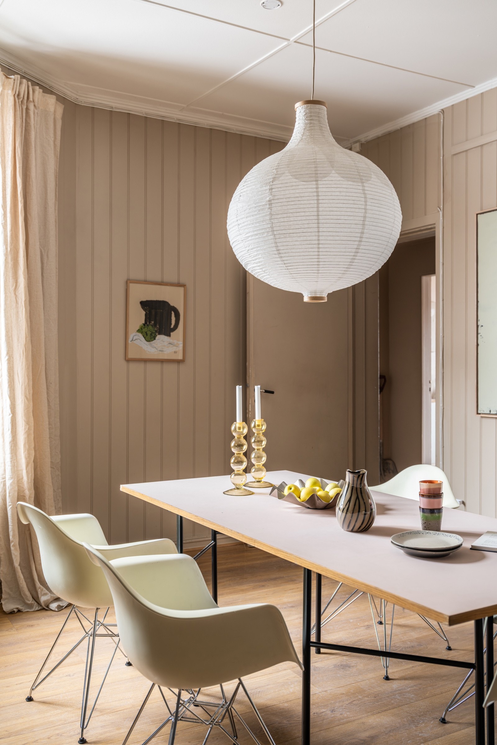 På kjøkkenet er det god plass til et stort spisebord som gjør at også kjøkkenet blir et naturlig samlingspunkt og oppholdsrom. Galleribilde