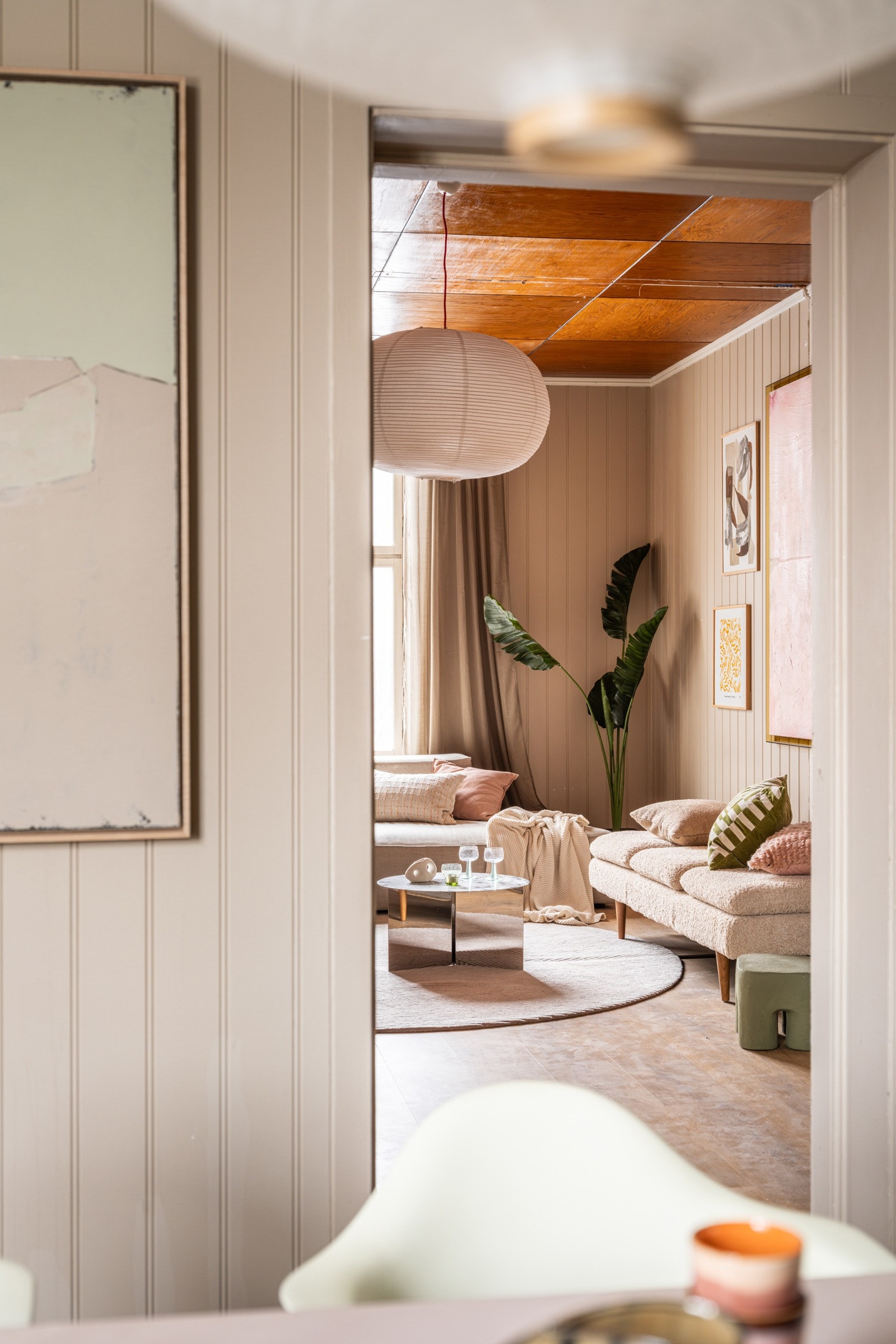 Leiligheten bærer preg av manglende vedlikehold og fremstår som et renoveringsobjekt. Her kan du skape ditt drømmehjem i en klassisk bygård! Galleribilde